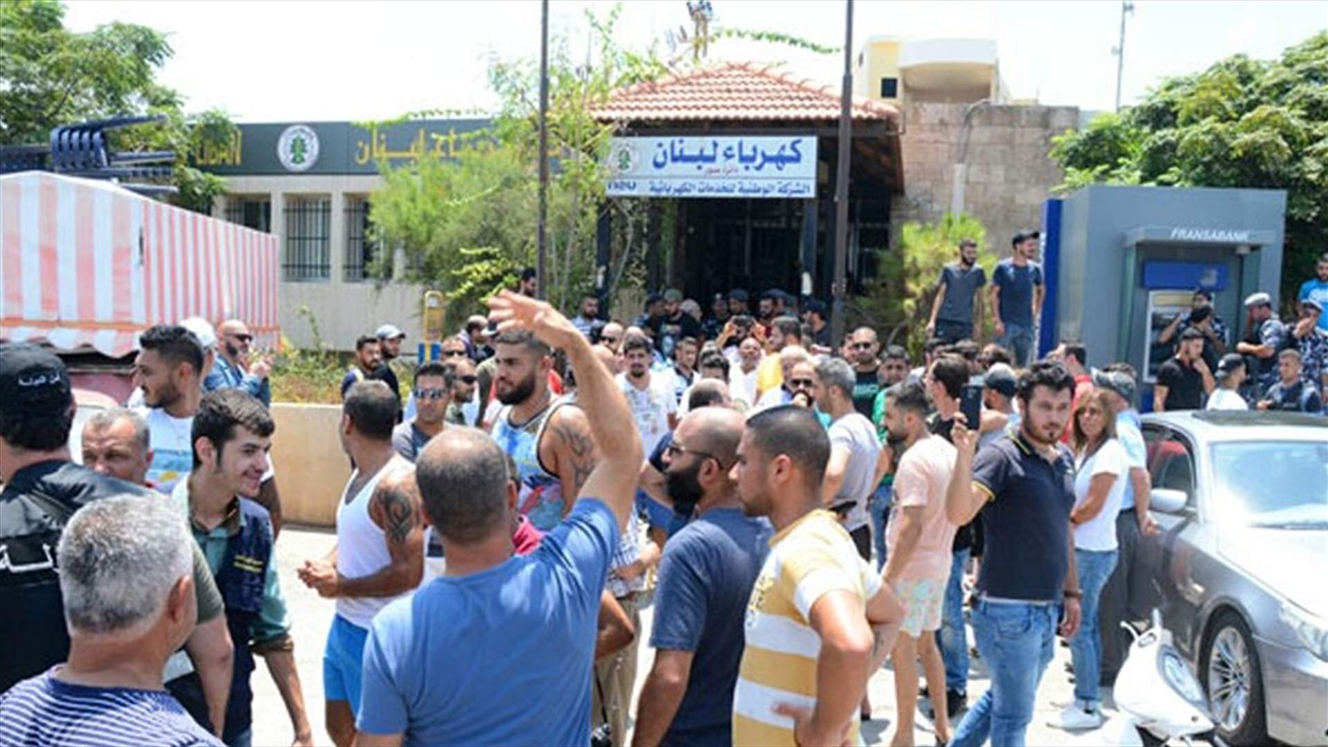 قطع الطريق عند مدخل صور احتجاجا على التقنين الكهربائي...