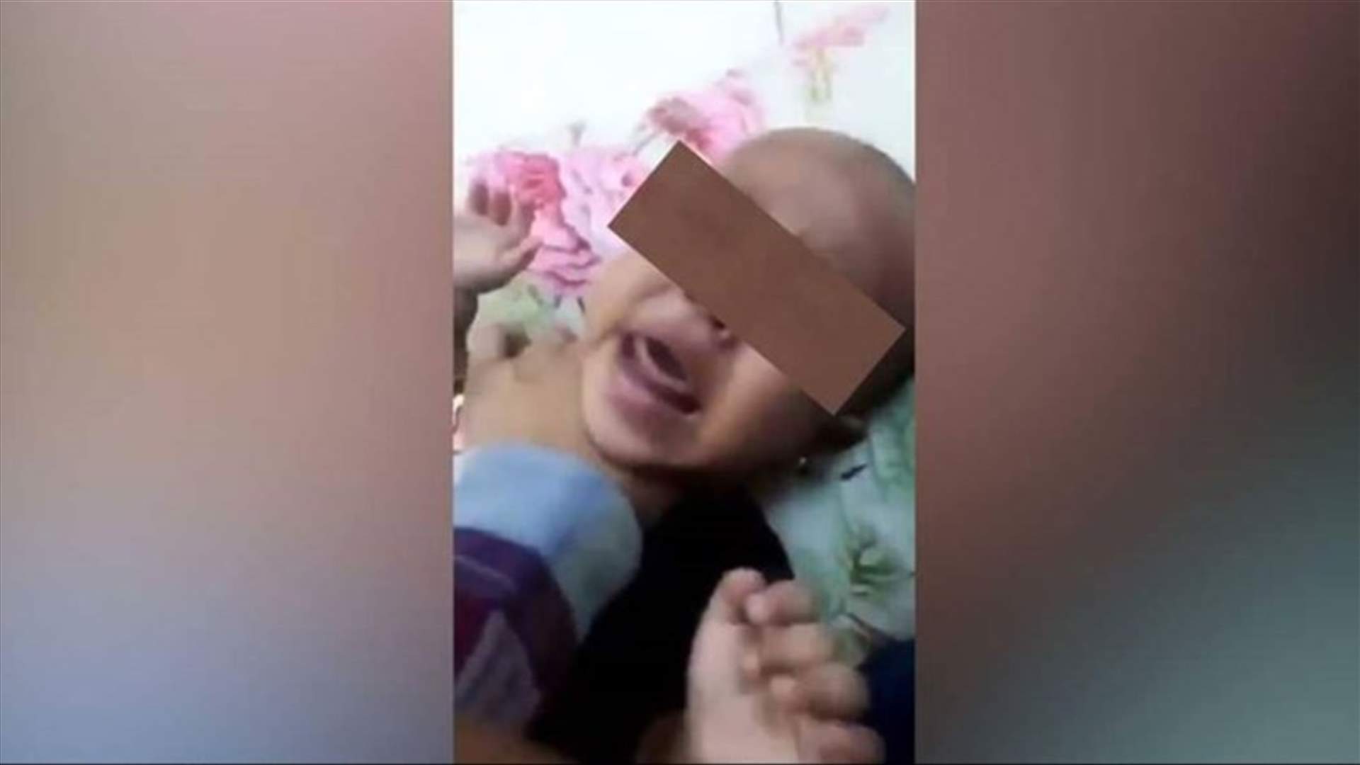 بالفيديو- امرأة تتجرّد من مشاعر الأمومة وتوثّق تعذيبها لطفلتها الرضيعة