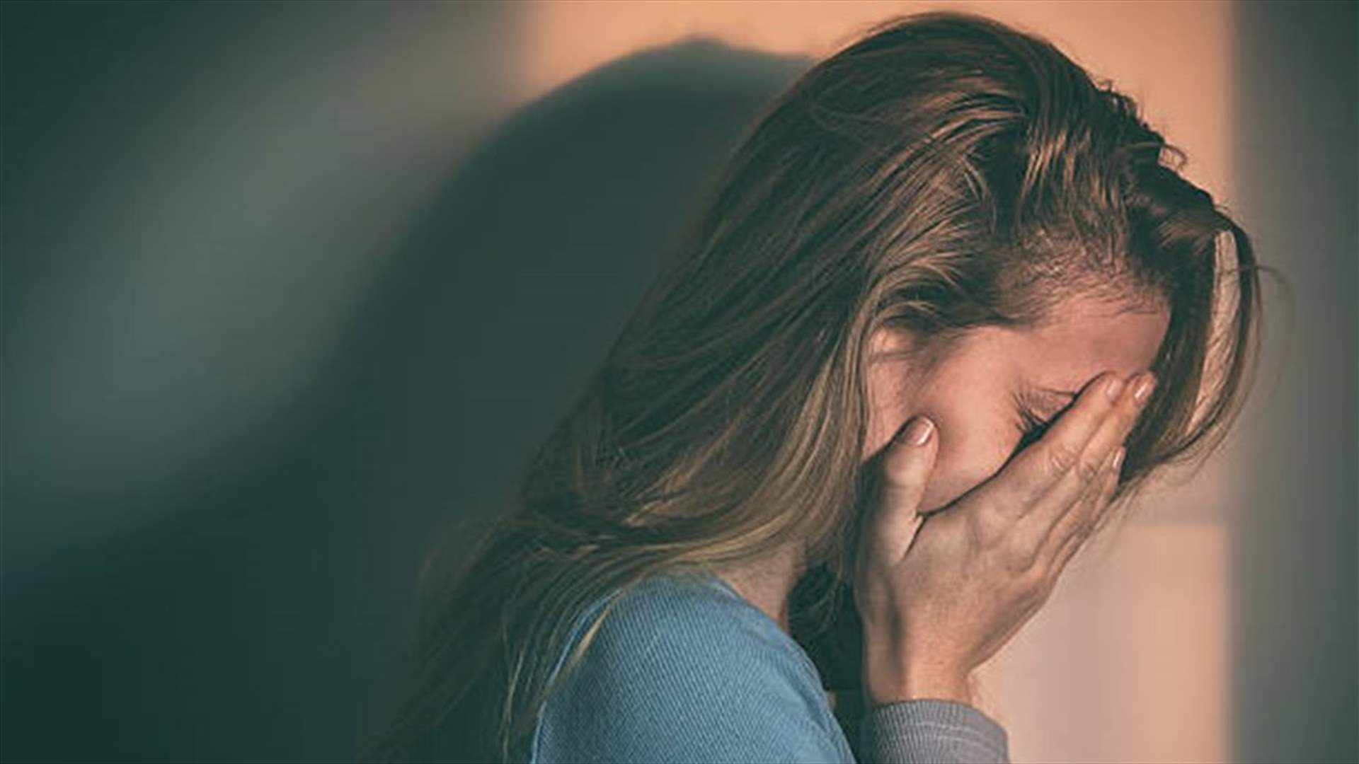 أمّ تعنّف بناتها بأفظع الطرق... ماذا فعلت بابنتها الكبيرة بعدما تركت وظيفتها؟