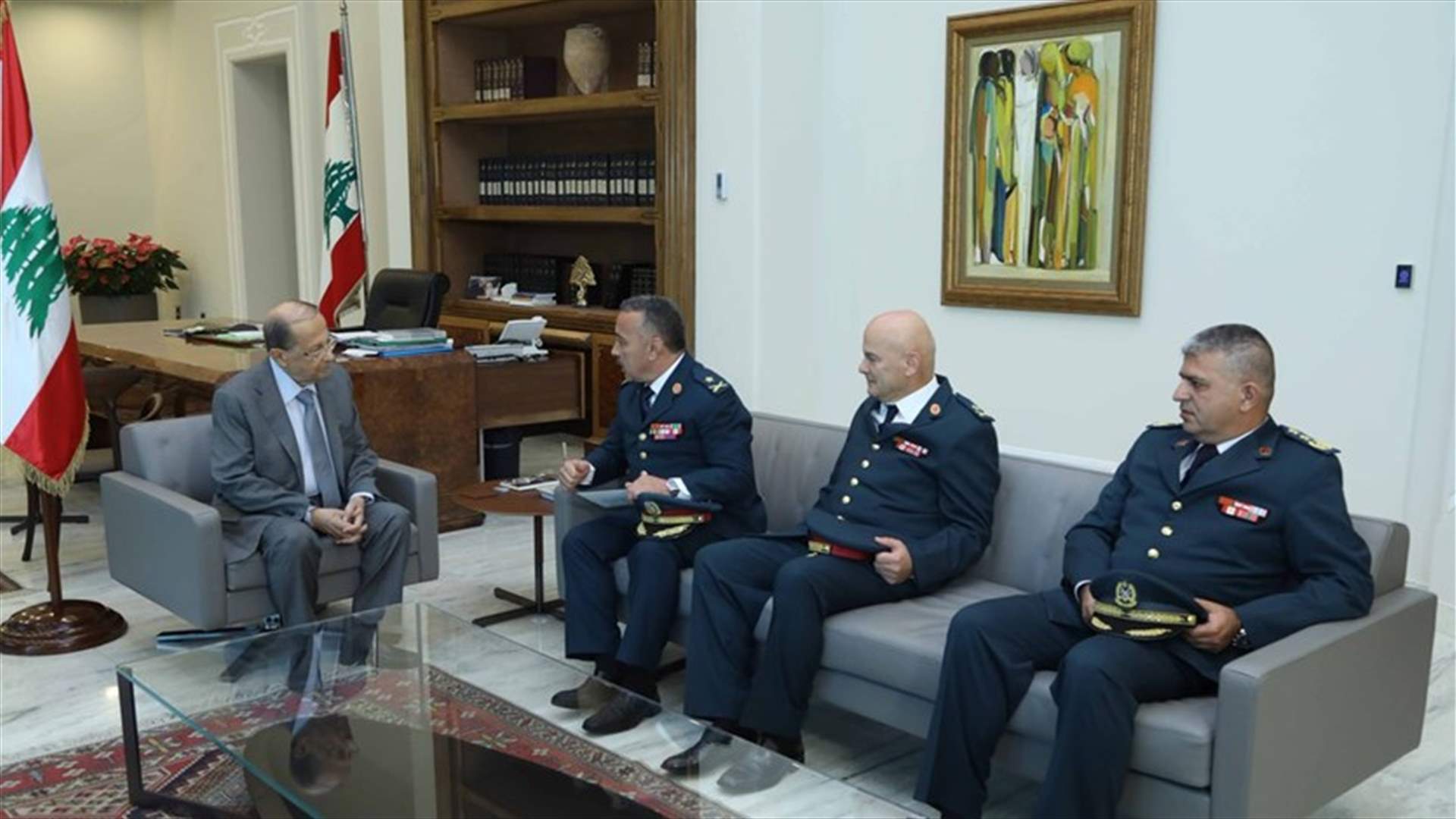 وفد من الجيش دعا عون لحضور احتفال عيد الجيش وتقليد السيوف للضباط المتخرجين