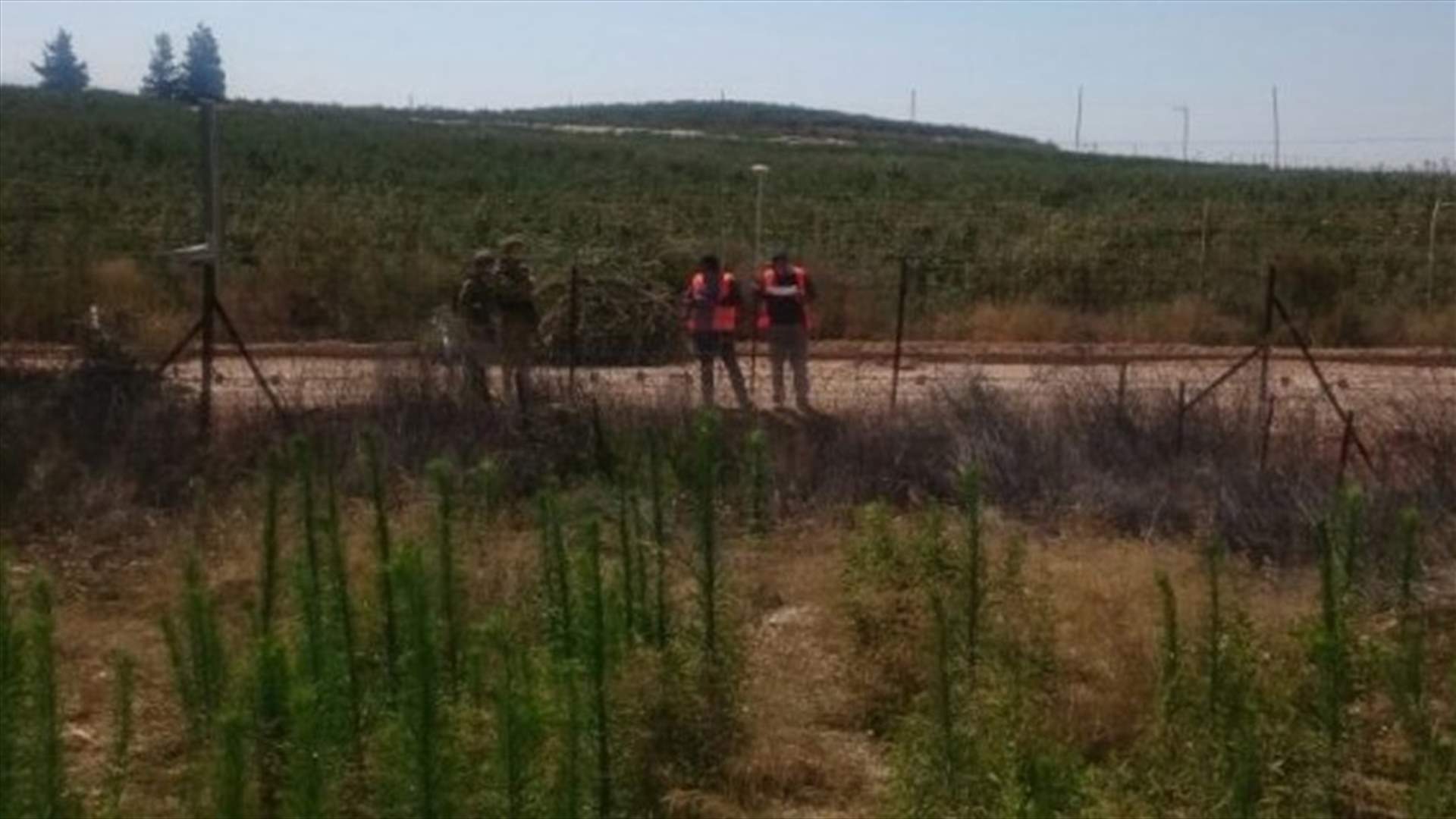 مسح للجيش الاسرائيلي بالقرب من السياج في العبارة تمهيدا لاستكمال بناء الجدار