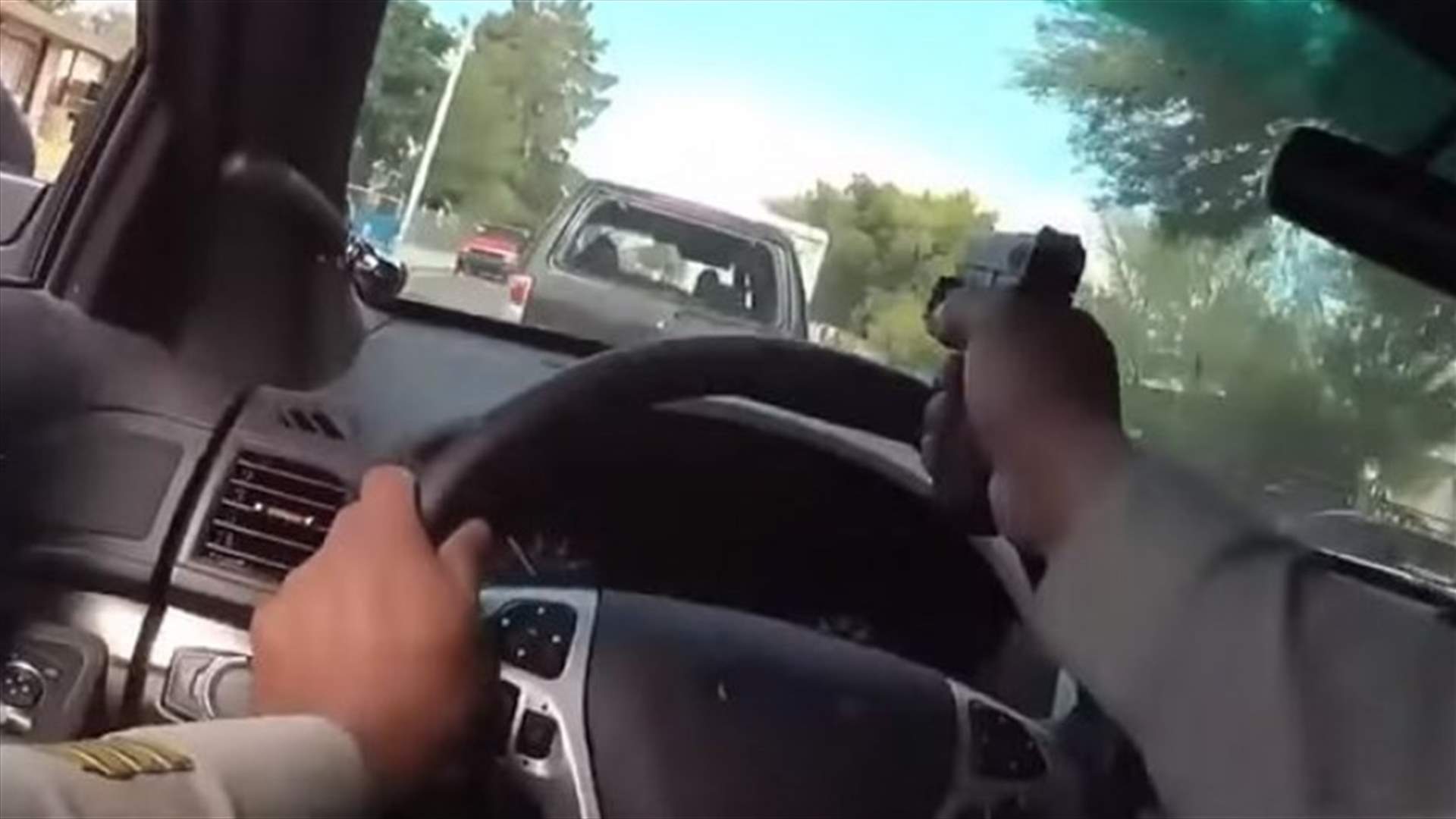 بالفيديو- في مطاردة شرسة... شرطي يطلق النار بشكلٍ عشوائي من داخل سيارته