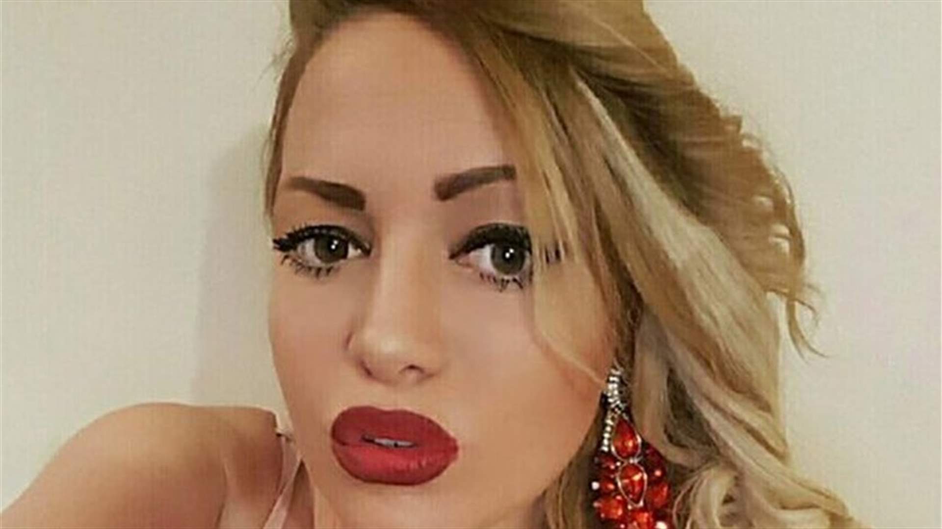 عارضة أزياء نشرت صورة سيلفي مستفزة مع والدها المتوفي