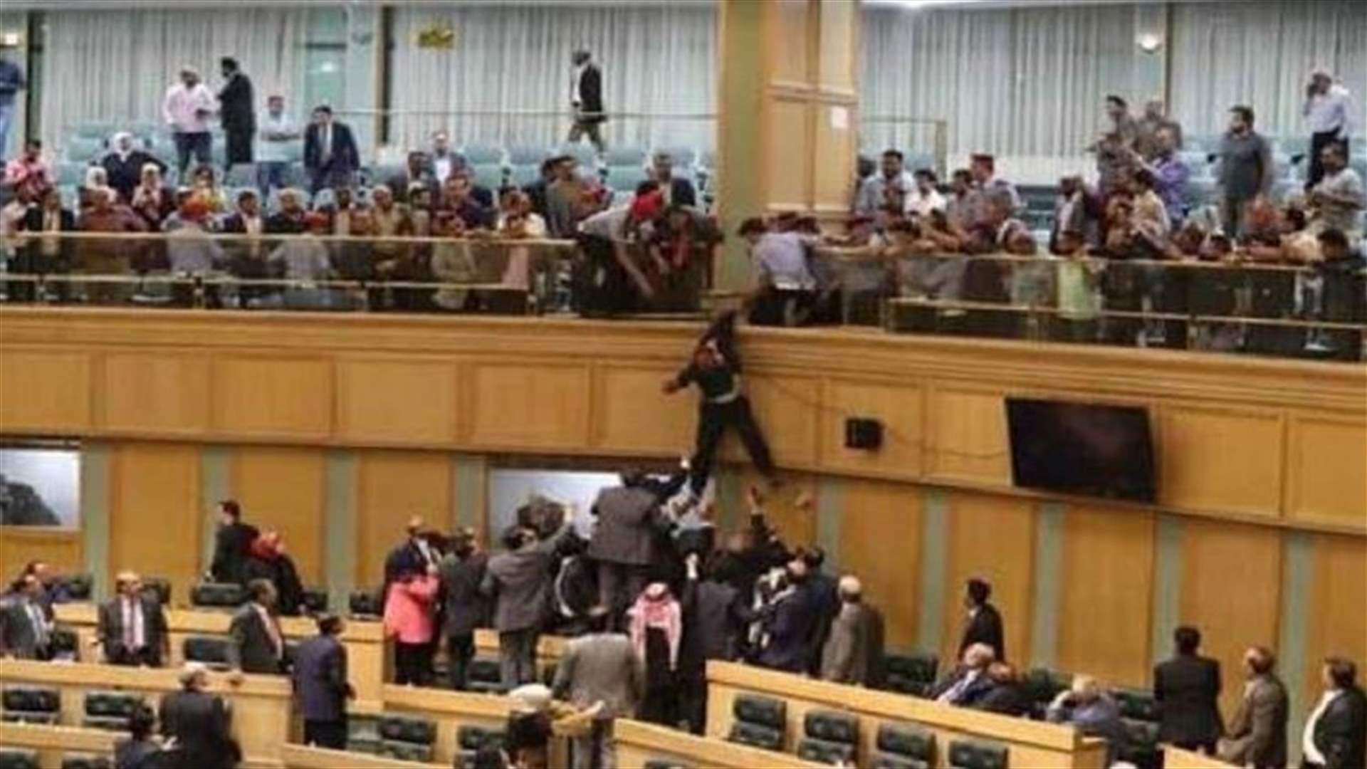 بالفيديو- قفز من شرفة مجلس النواب للتحدث مع رئيس الوزراء