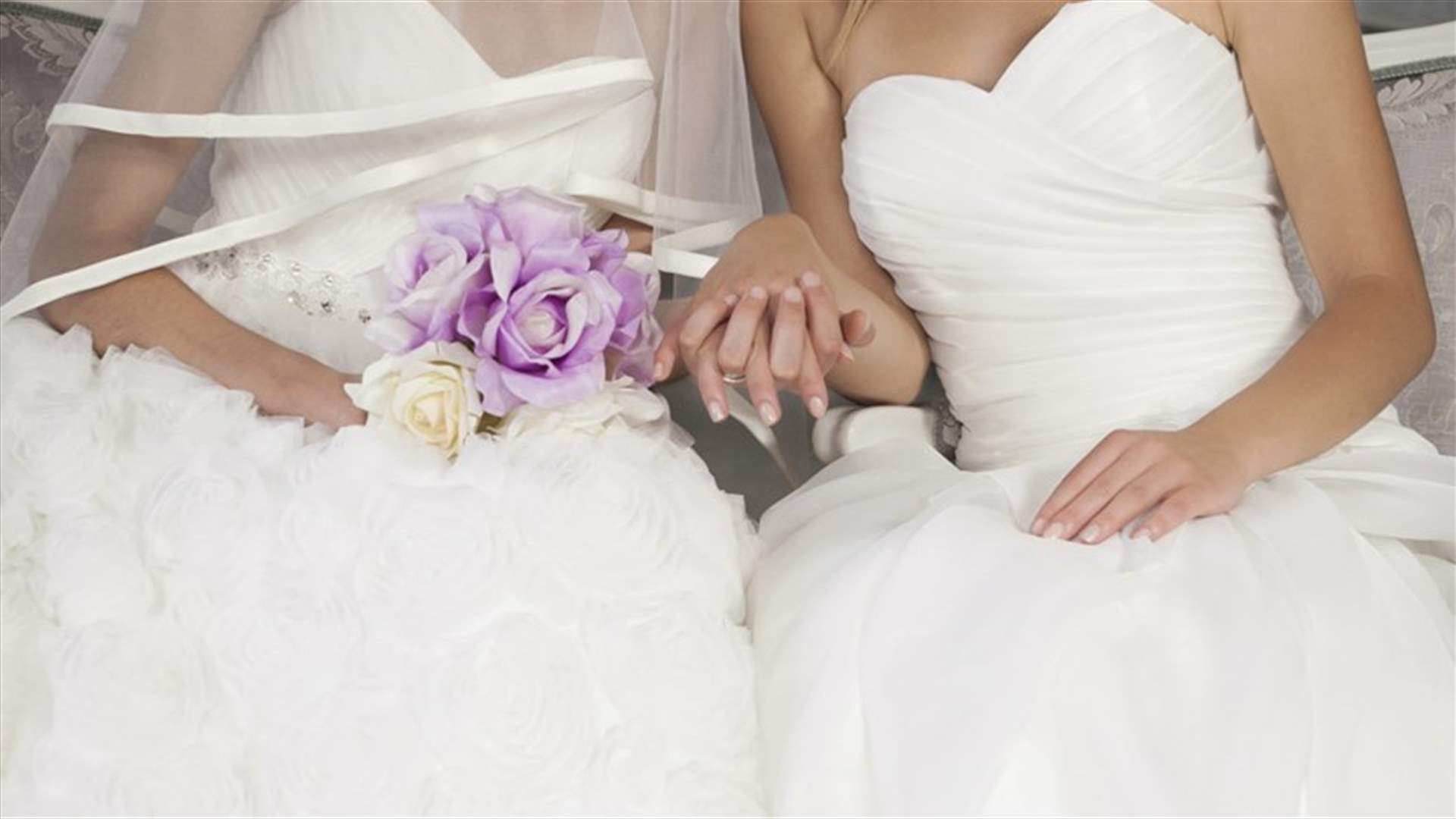 صور زفاف شابتين مغربتين يثير الجدل عبر الانترنت