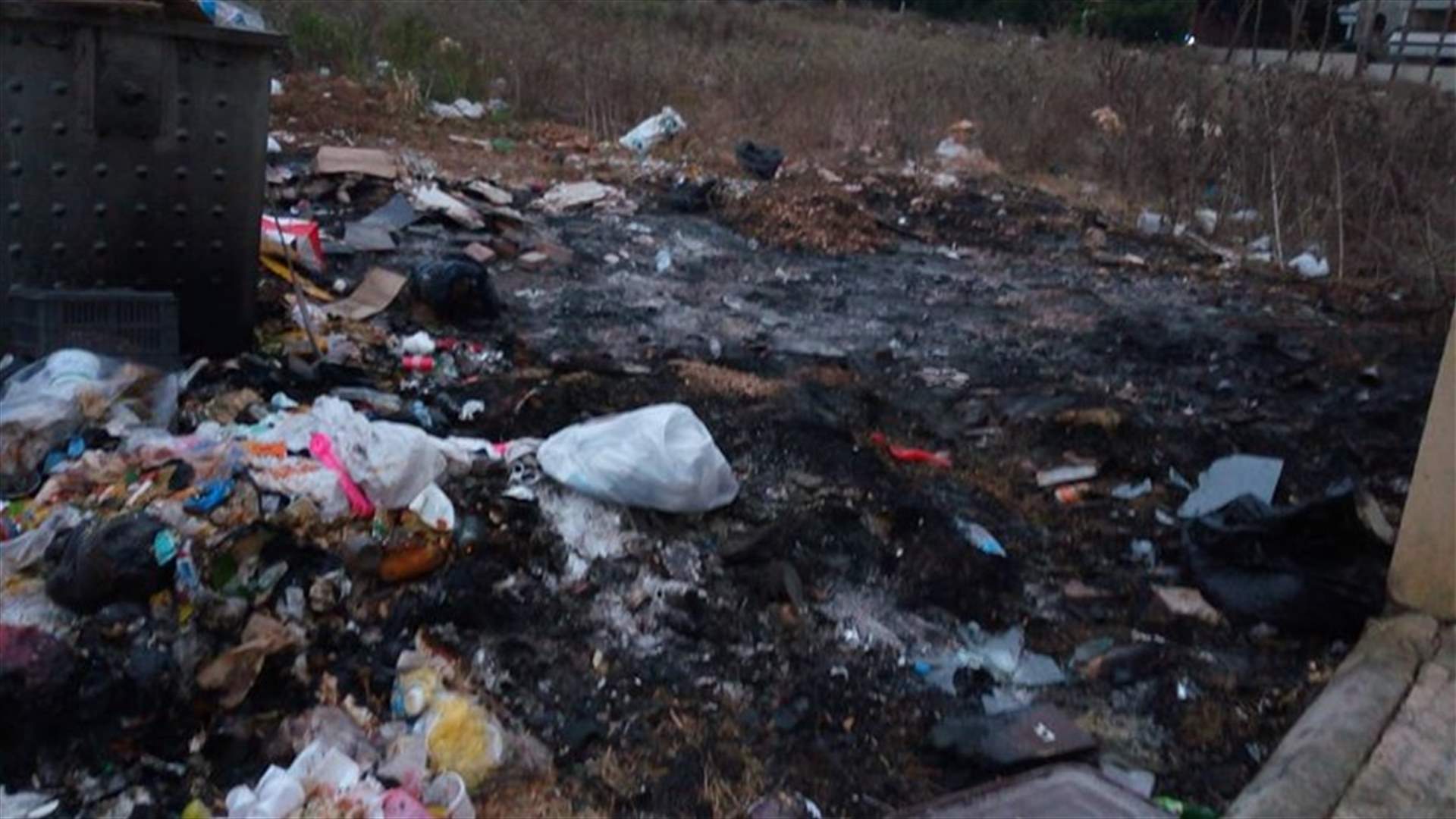 اضرام النار بحاويات النفايات في كفرجوز احتجاجا على تكدسها