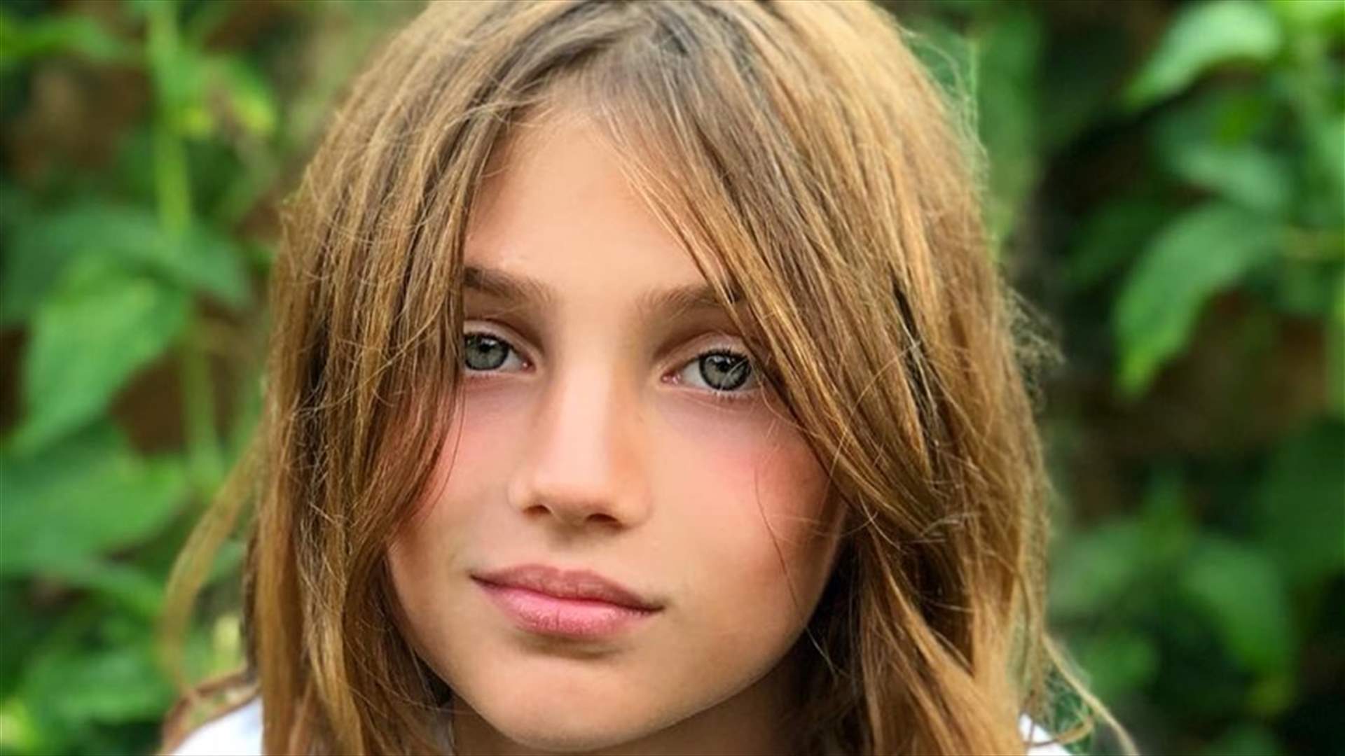 هذه الطفلة الجميلة هي ابنة ملكة جمال لبنانية... نسخة طبق الأصل عن والدتها