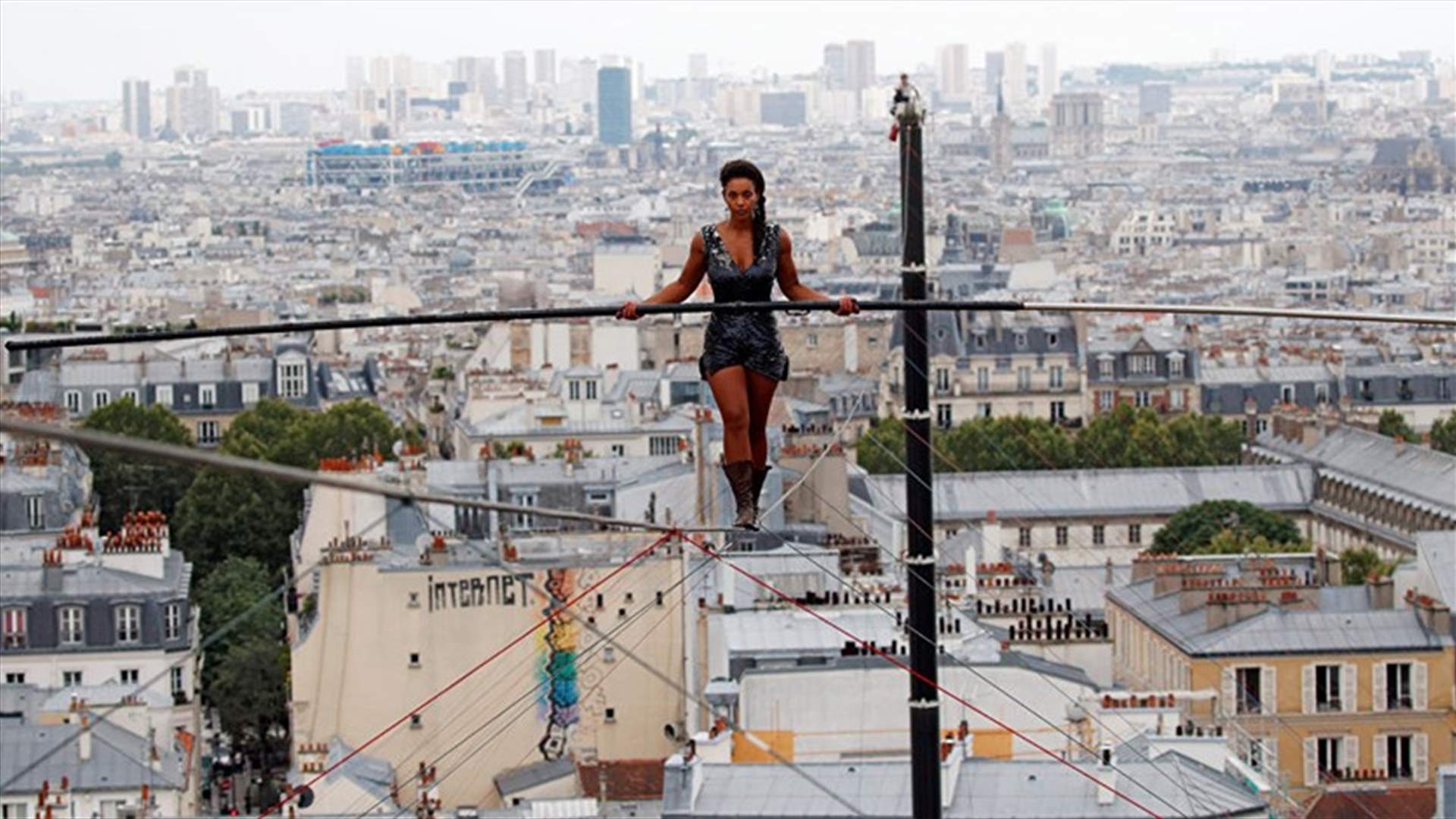 بالفيديو – شابة فرنسية تُذهل العالم بالمشي على الحبل
