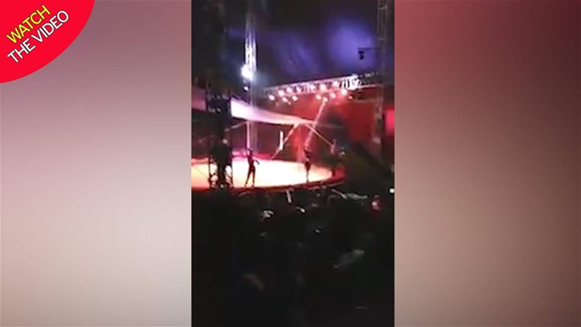 بالفيديو – مغني سيرك يسقط بين الجمهور عن ارتفاع شاهق