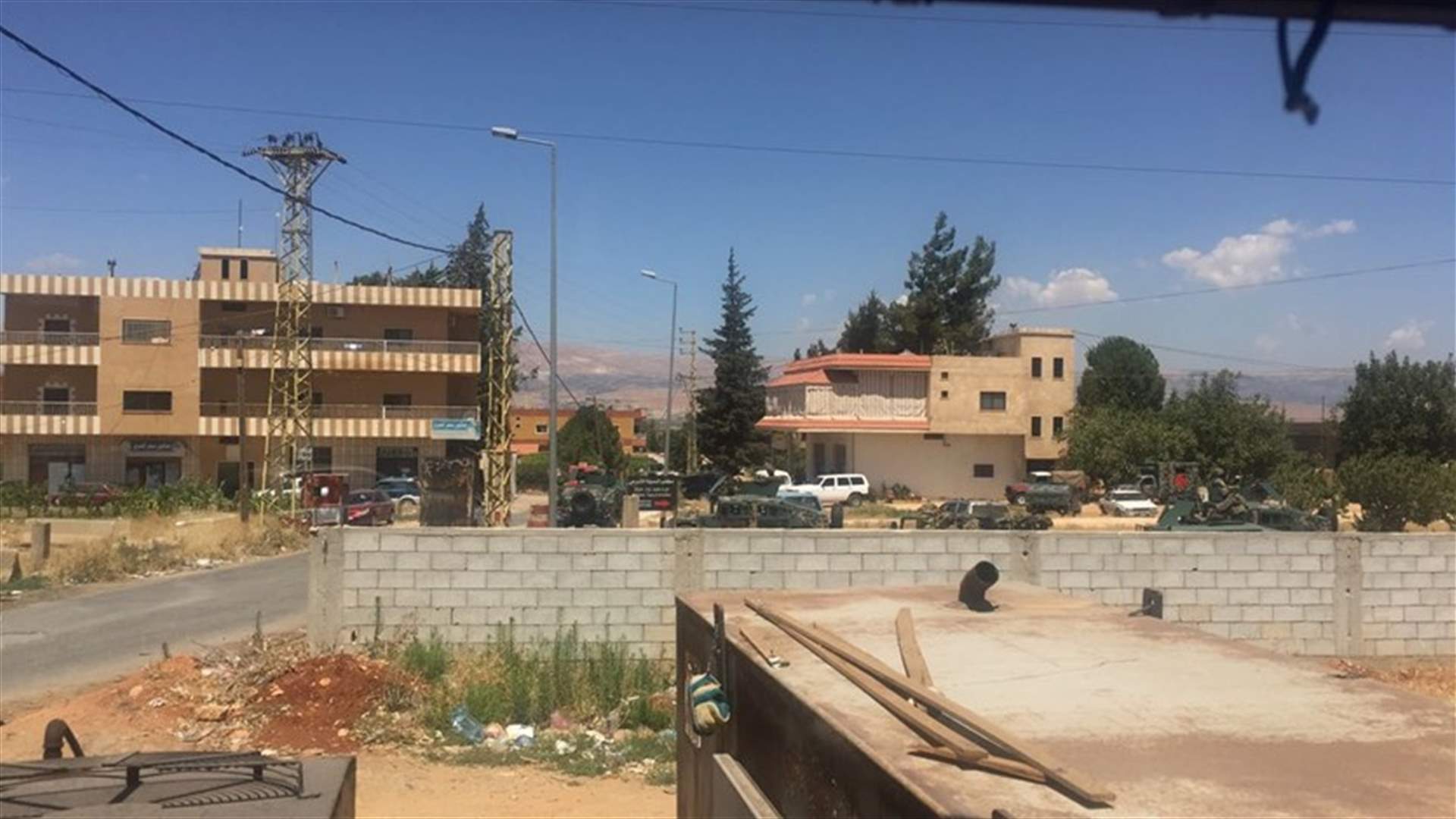 الجيش يحاصر مطلوبين في الحمودية... وأحدهم يهدد بتفجير نفسه قبل القاء القبض عليه
