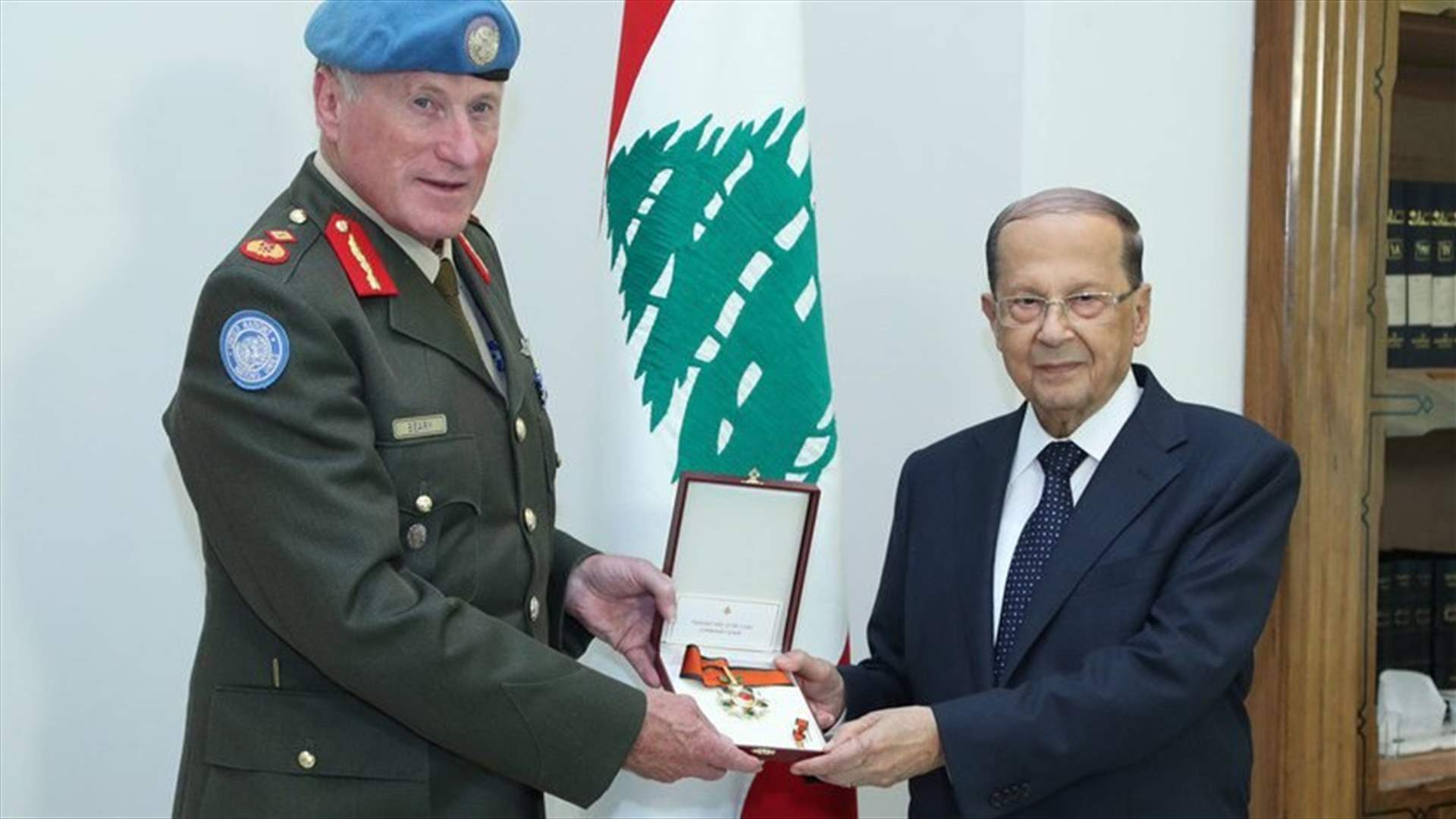 Aoun decorates UNIFIL commander with medal upon end of mission