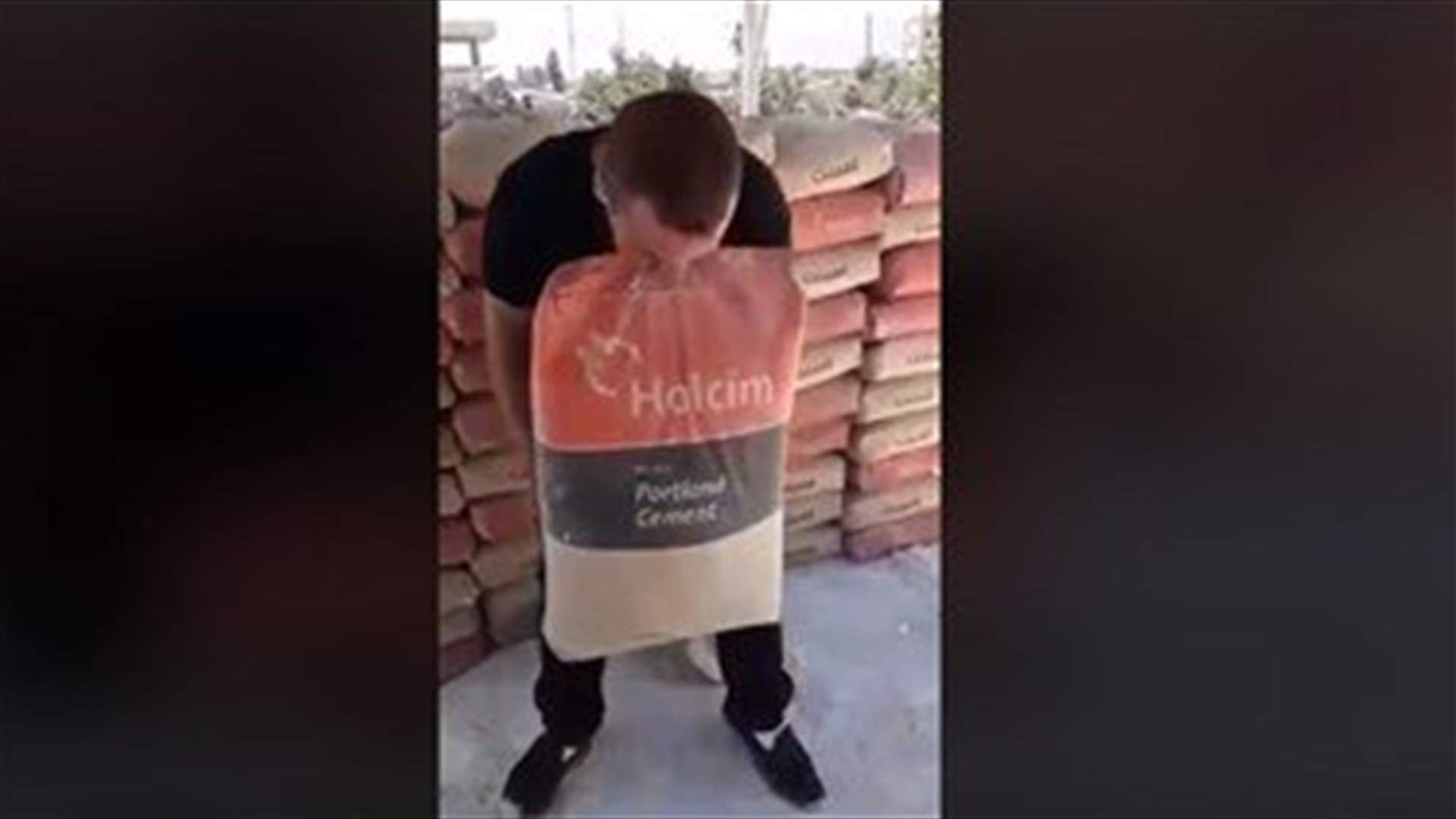 [VIDEO] Man lifts 50 kg cement bag with his teeth