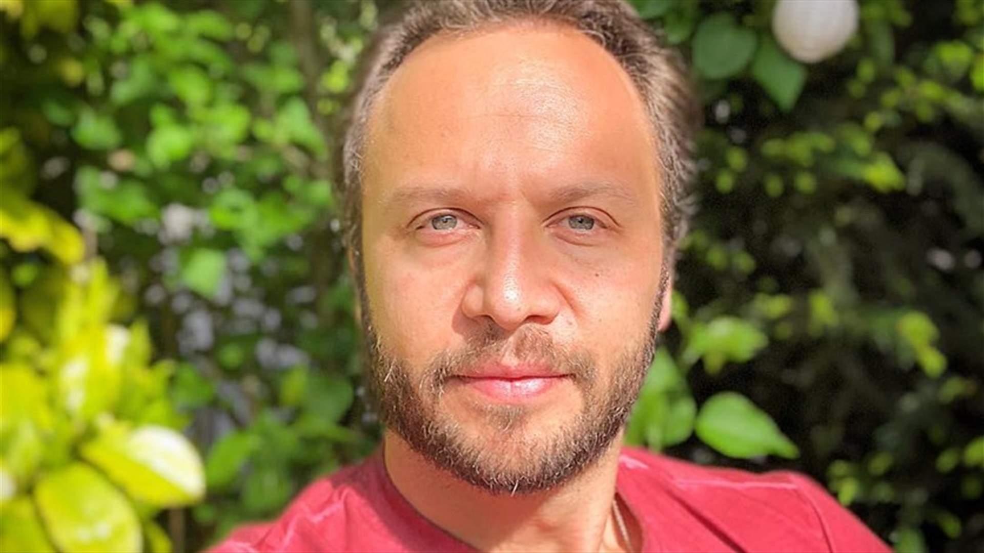 فيديو عفوي لمكسيم خليل مع ولديه الوسيمين أثناء لعب كرة القدم