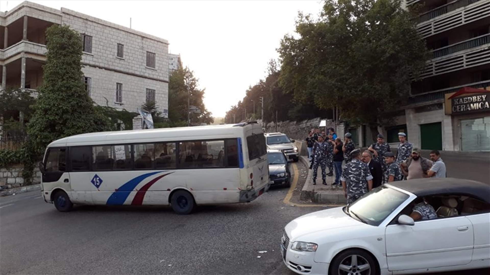 بالصورة - قطع طريق الشام الدولية عند مستديرة عاليه من قبل اتحادات النقل البري بإتجاه بيروت