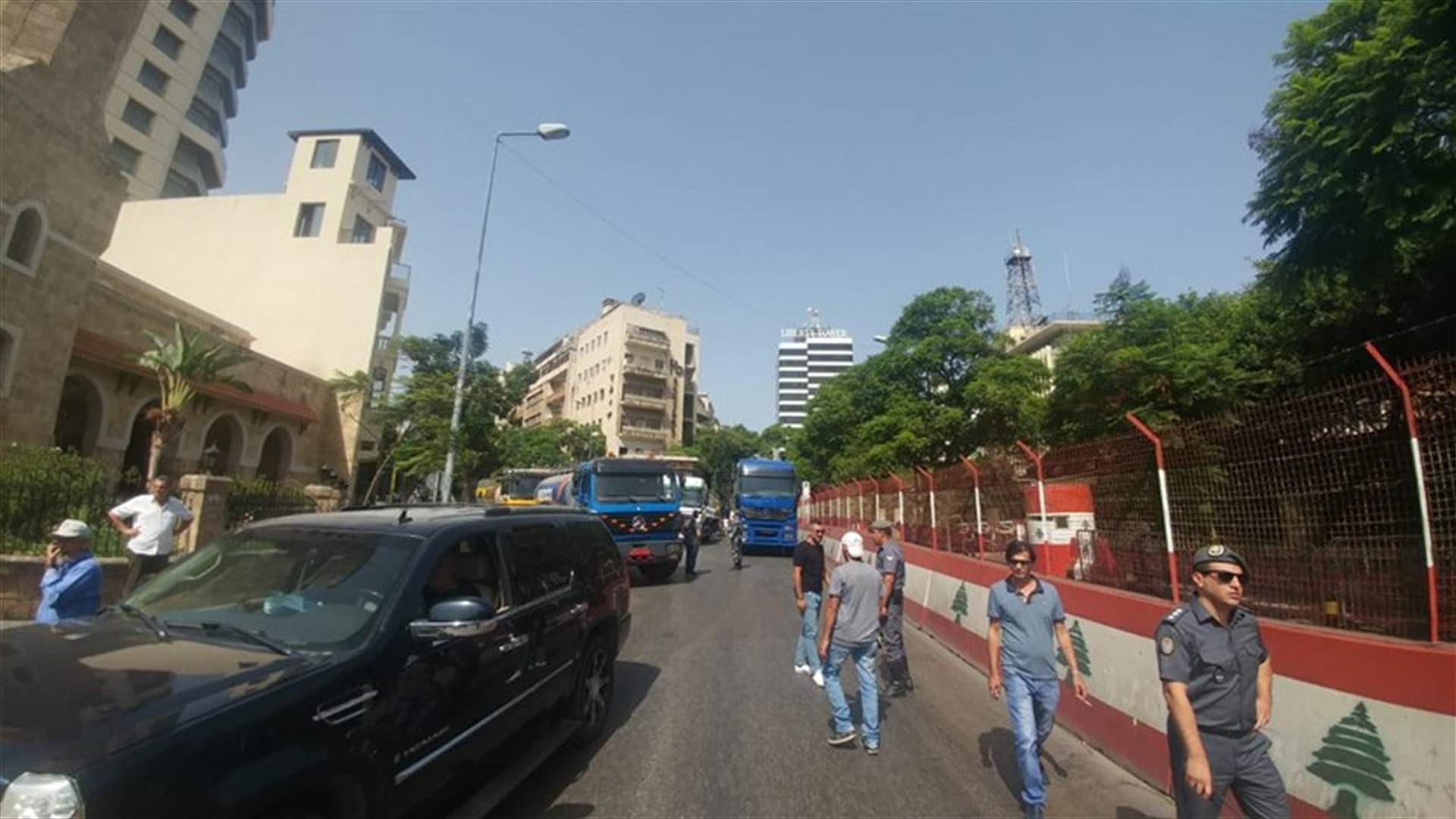 بالصورة- قطع الطريق امام وزارة الداخلية بالشاحنات خلال اعتصام اتحادات ونقابات قطاع النقل البري