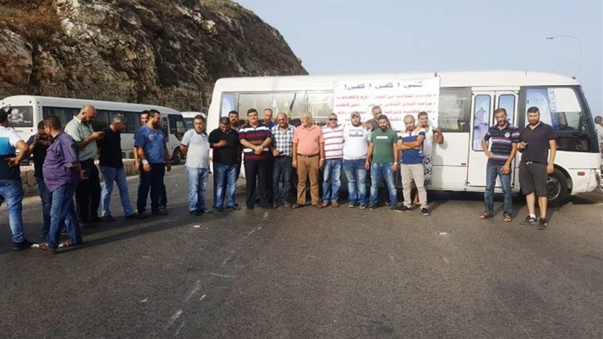 شاحنة تجتاح مكان اعتصام السائقين في طرابلس...