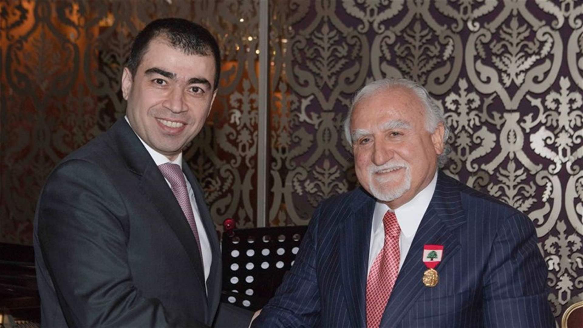 بالصور - الرئيس عون يمنح البروفسور فيليب سالم وسام الإستحقاق اللبناني المذهّب