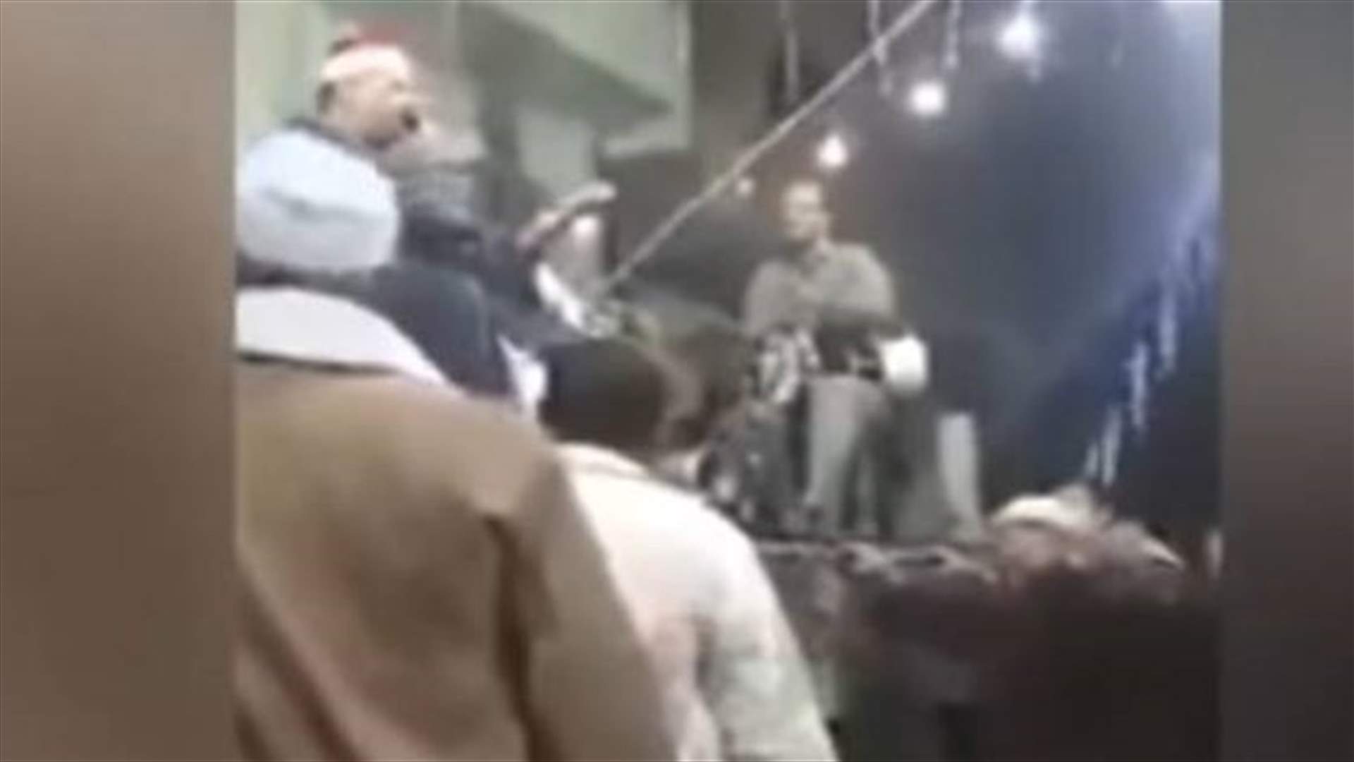 بالفيديو- منشد يعتذر بعد غناء الفاتحة خلال حفل زفاف في مصر