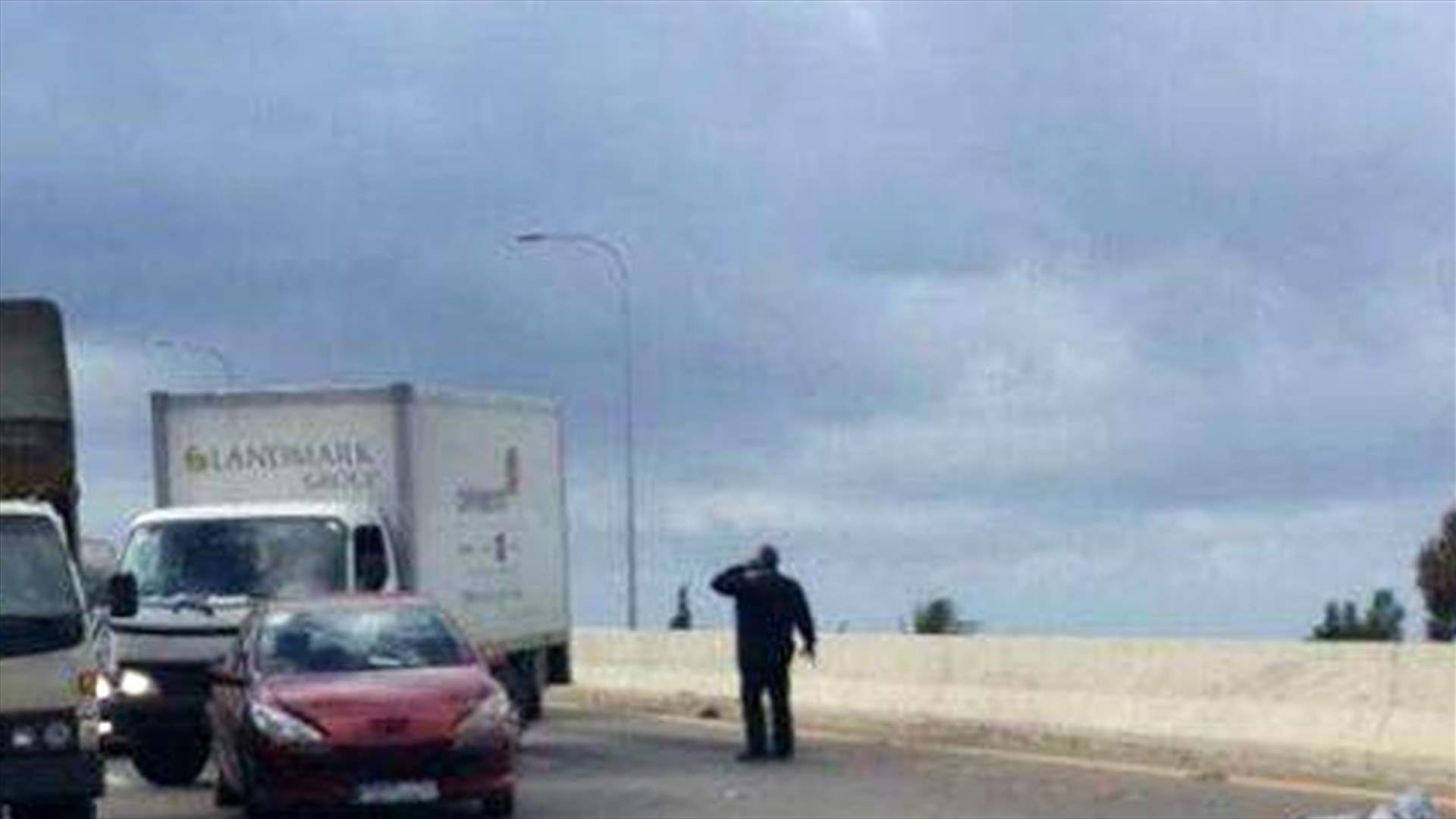 جريح بحادث سير على اوتوستراد حلبا