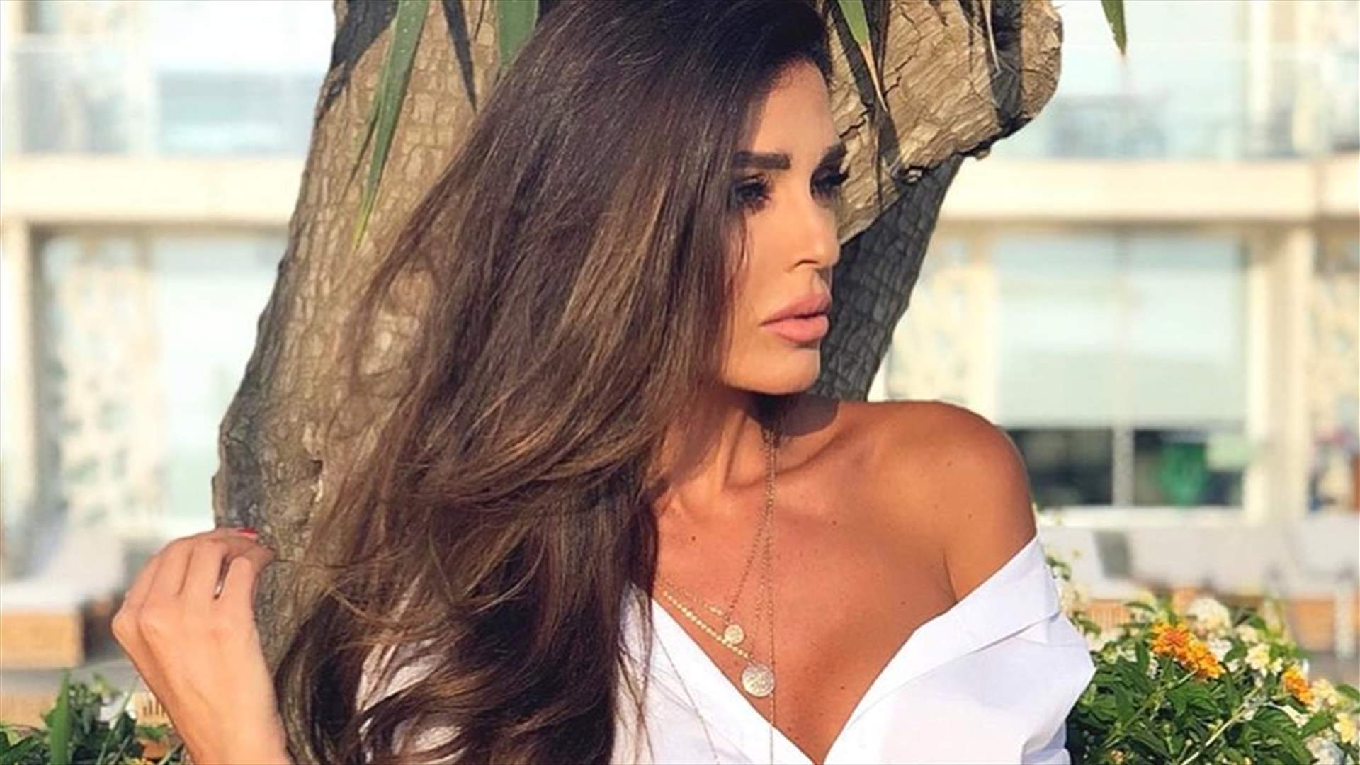 زينة الراسي في أرض الملعب ليلاً... فمن انضم إليها؟