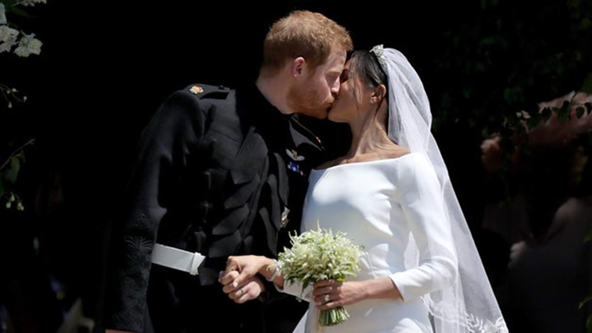 بالفيديو – قبلة حارّة بين الأمير هاري وميغان ماركل تشعل الانترنت