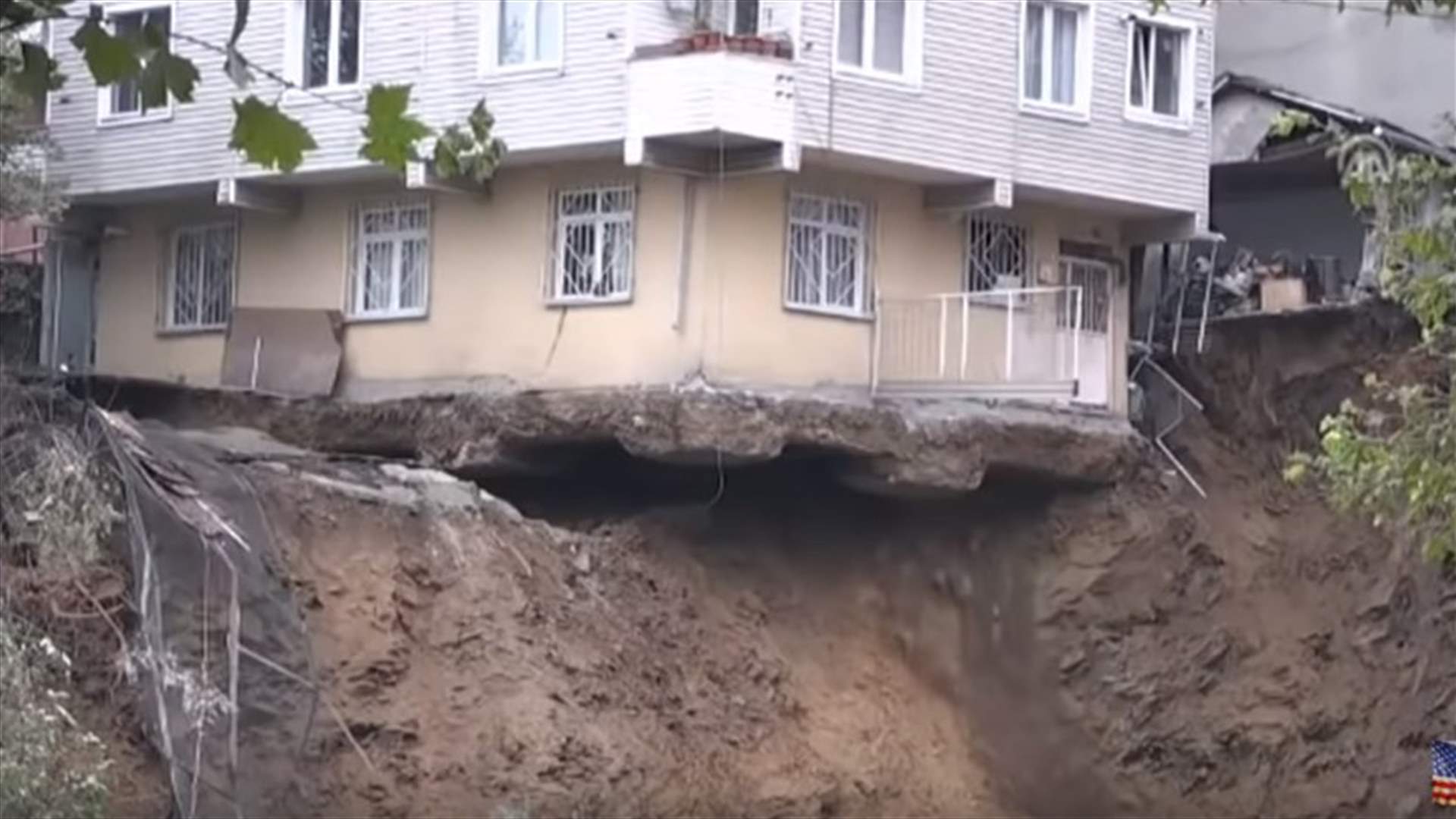 بالفيديو- لحظة انهيار مبنى في اسطنبول