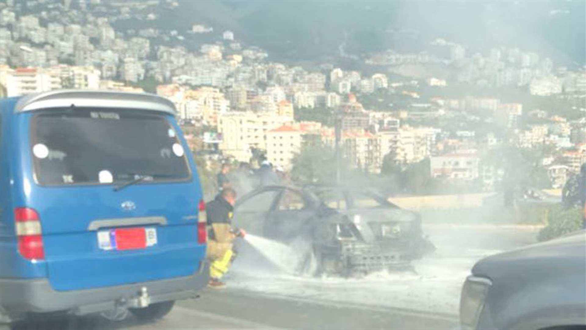 بالصورة- احتراق سيارة على المسلك الغربي من اوتوستراد كازينو لبنان يتسبب بزحمة سير