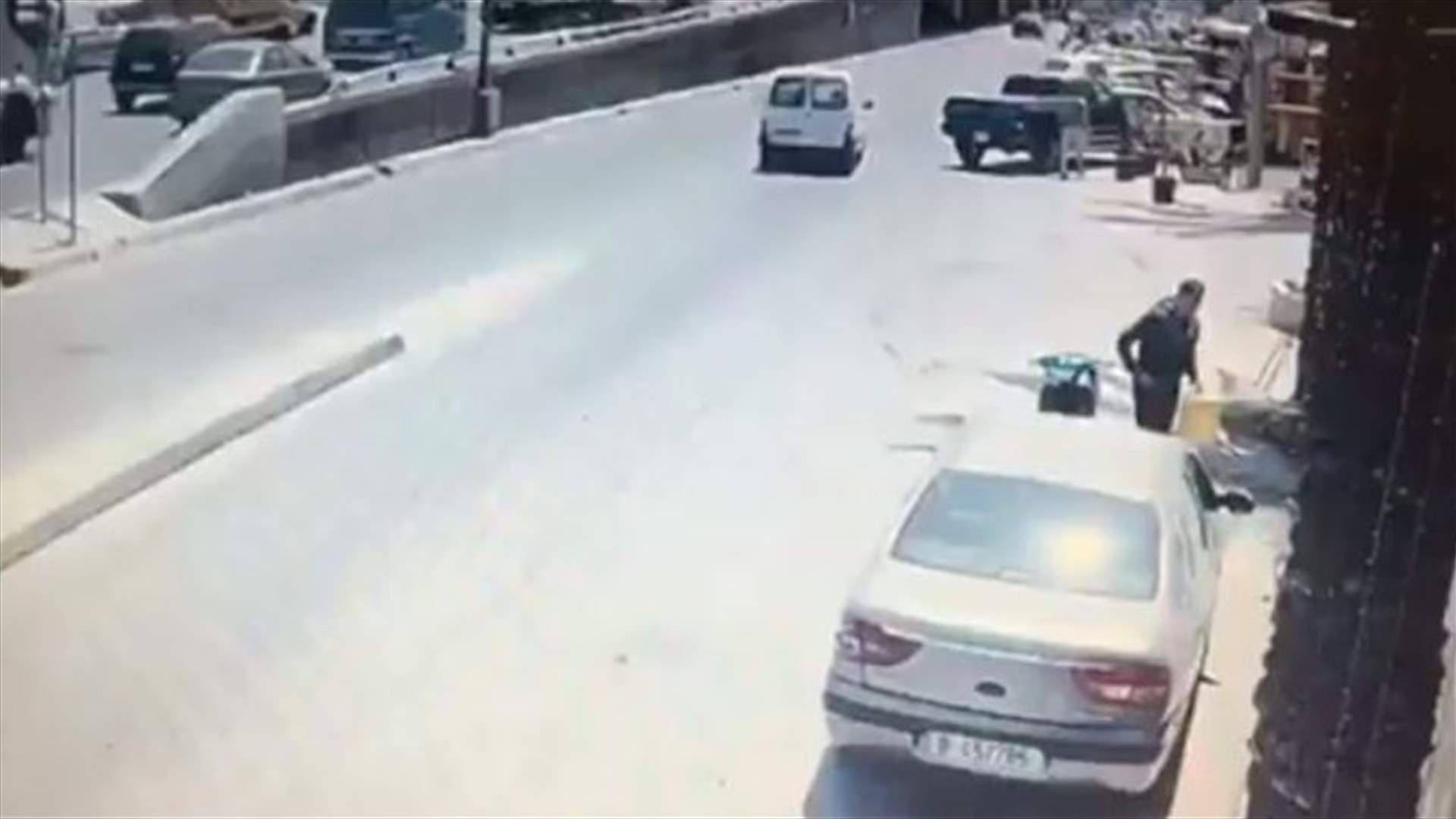 بالفيديو - احذروا ... السرقة أصبحت تطال قطع السيارات المركونة