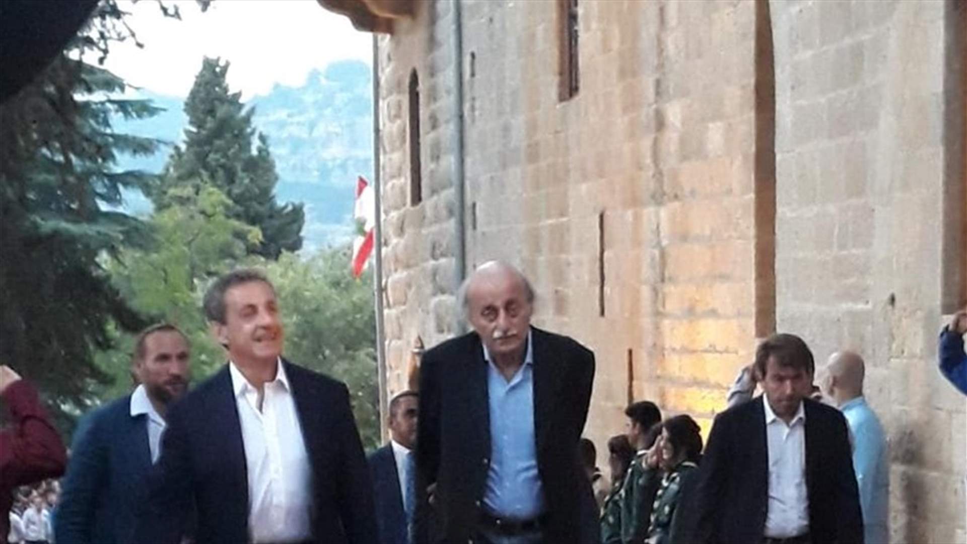 بالصورة- ساركوزي يلتقي جنبلاط في المختارة