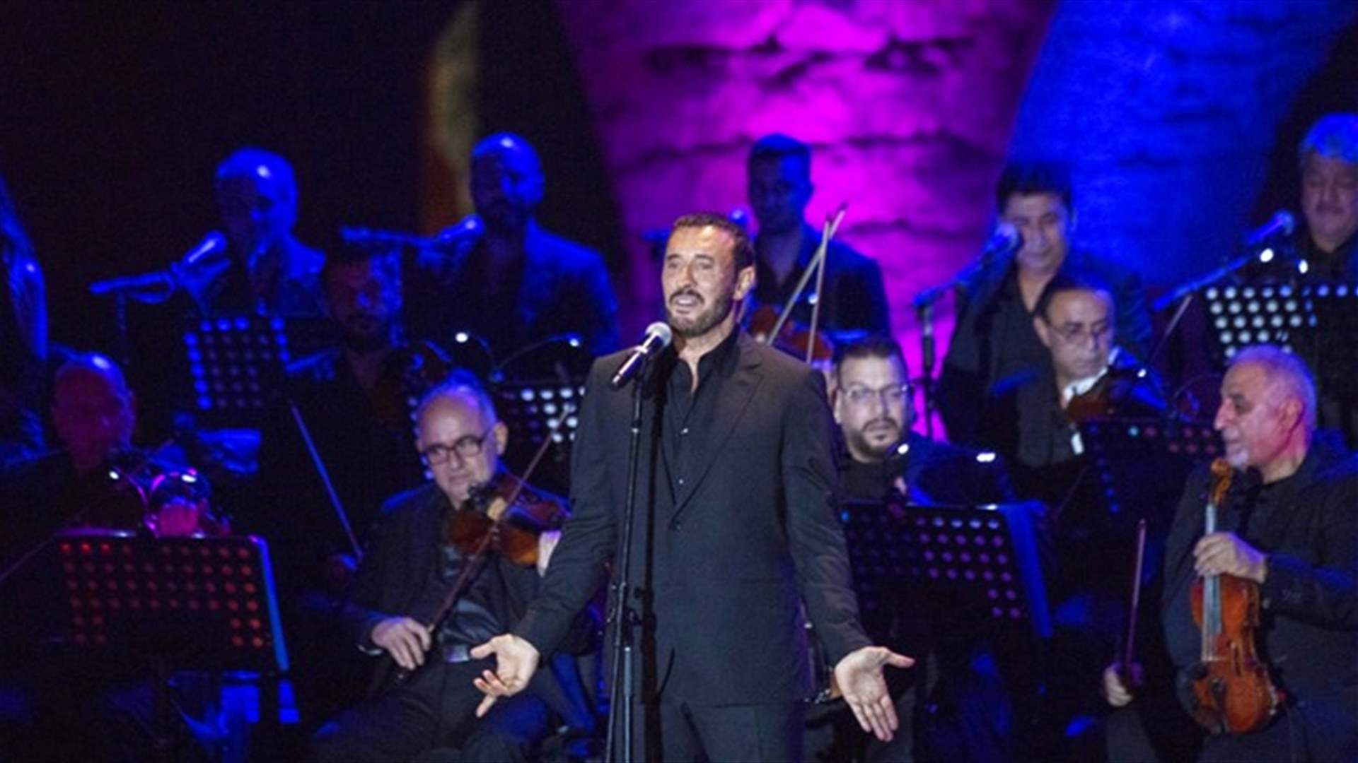 بالفيديو- كاظم الساهر يثير الجدل... ماذا قال على خشبة مسرح بيت الدين؟