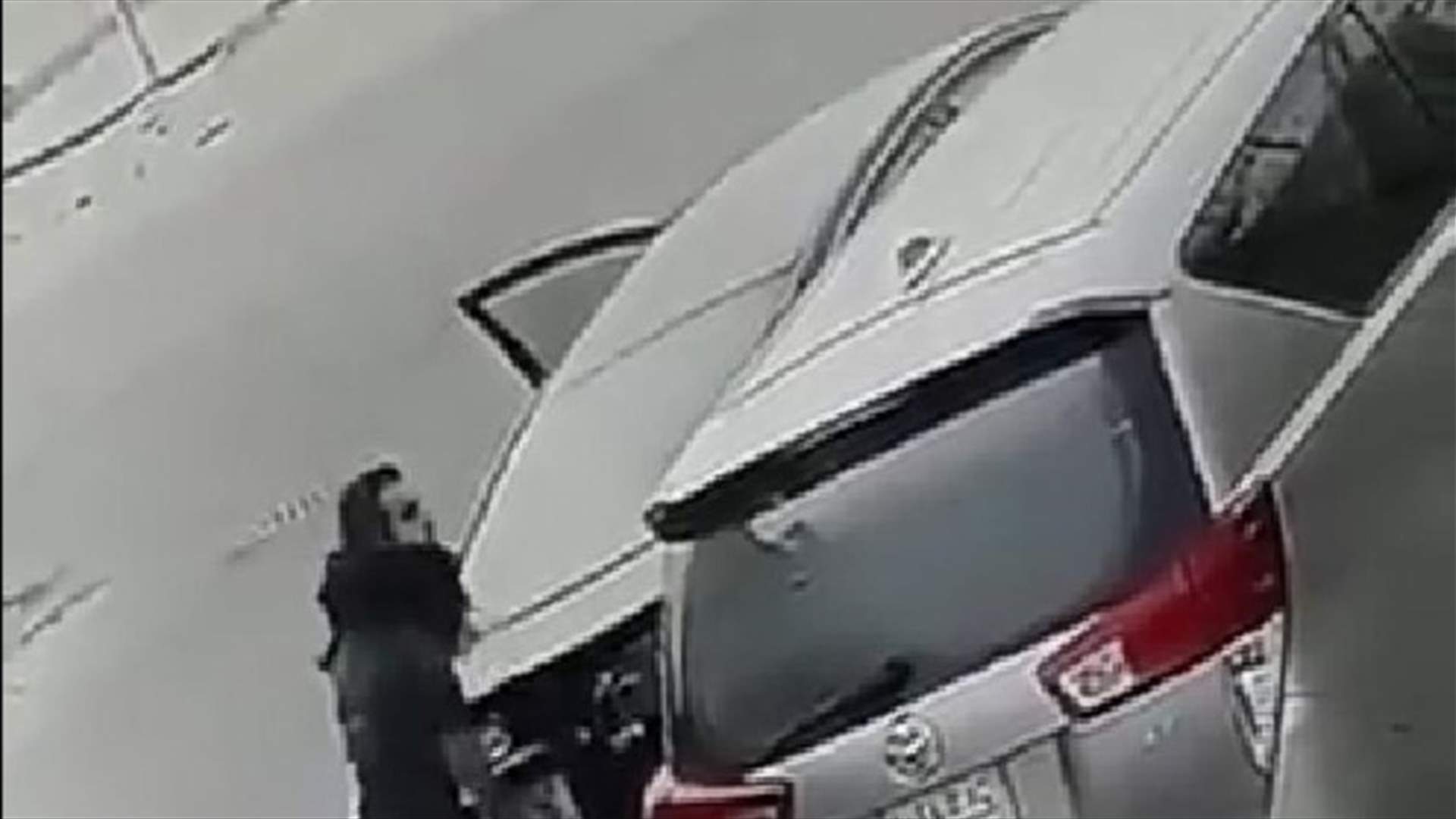بالفيديو – سعودي ينتقم من طليقة والده... فانقلب السحر على الساحر