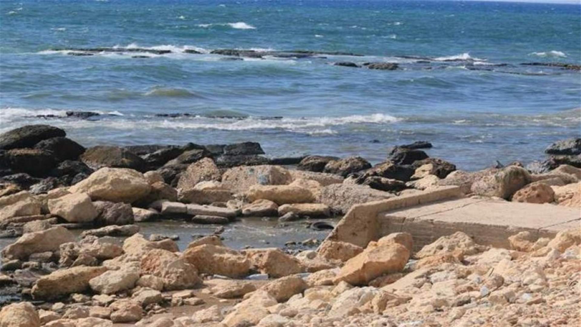 محافظ الشمال طلب منع السباحة على طول كورنيش الميناء