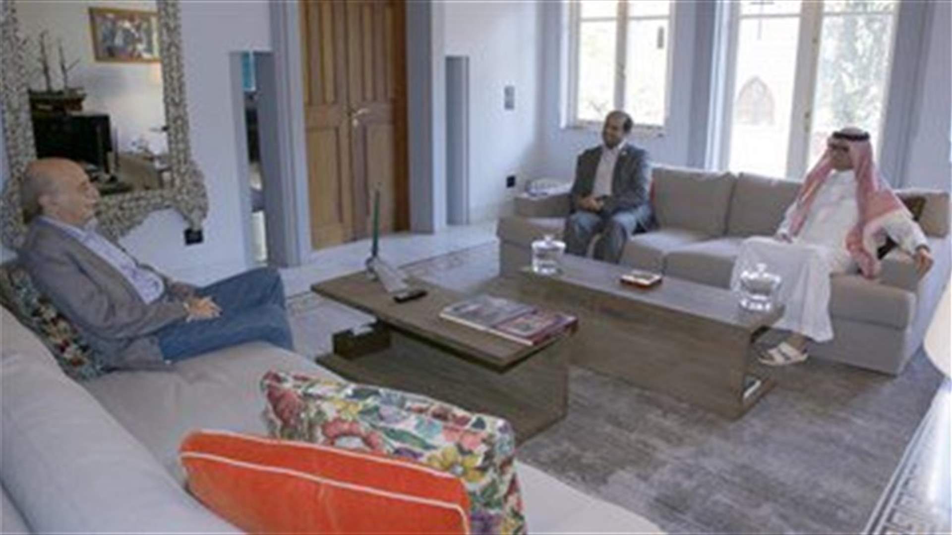 Jumblatt receives Emirati and Saudi envoys