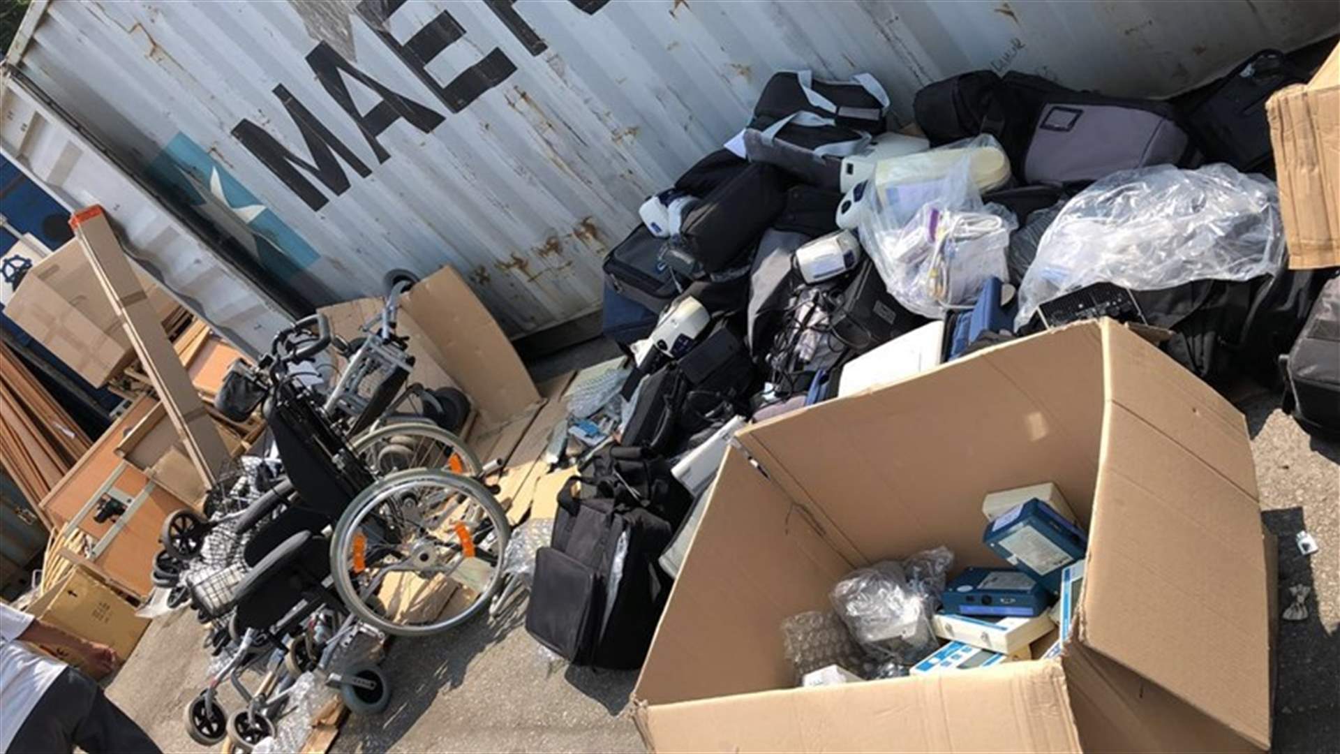 بالصور- ضبط كمية كبيرة من المعدات الطبية التي يحظر استعمالها في لبنان