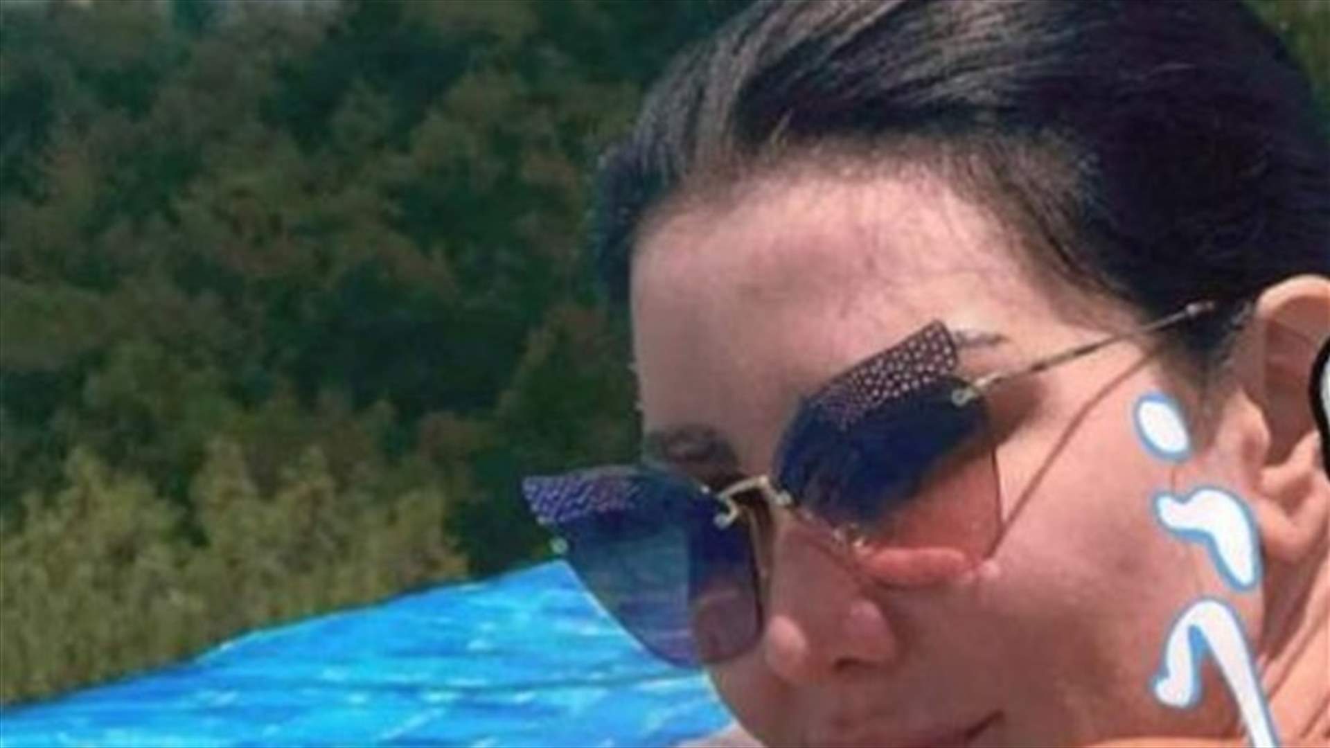 صورة تحيّر الجمهور.. هل هذه إليسا في حوض السباحة أم نجمة أخرى؟