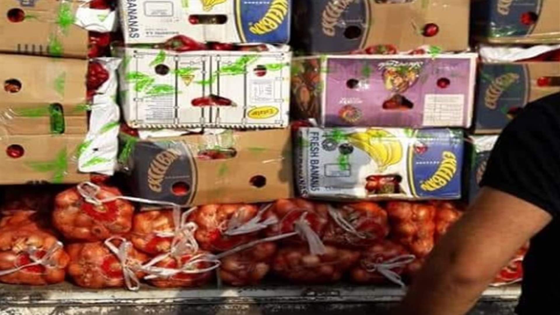 الجمارك في طرابلس توزع الخضار على الجمعيات بعد ضبطها شاحنتين