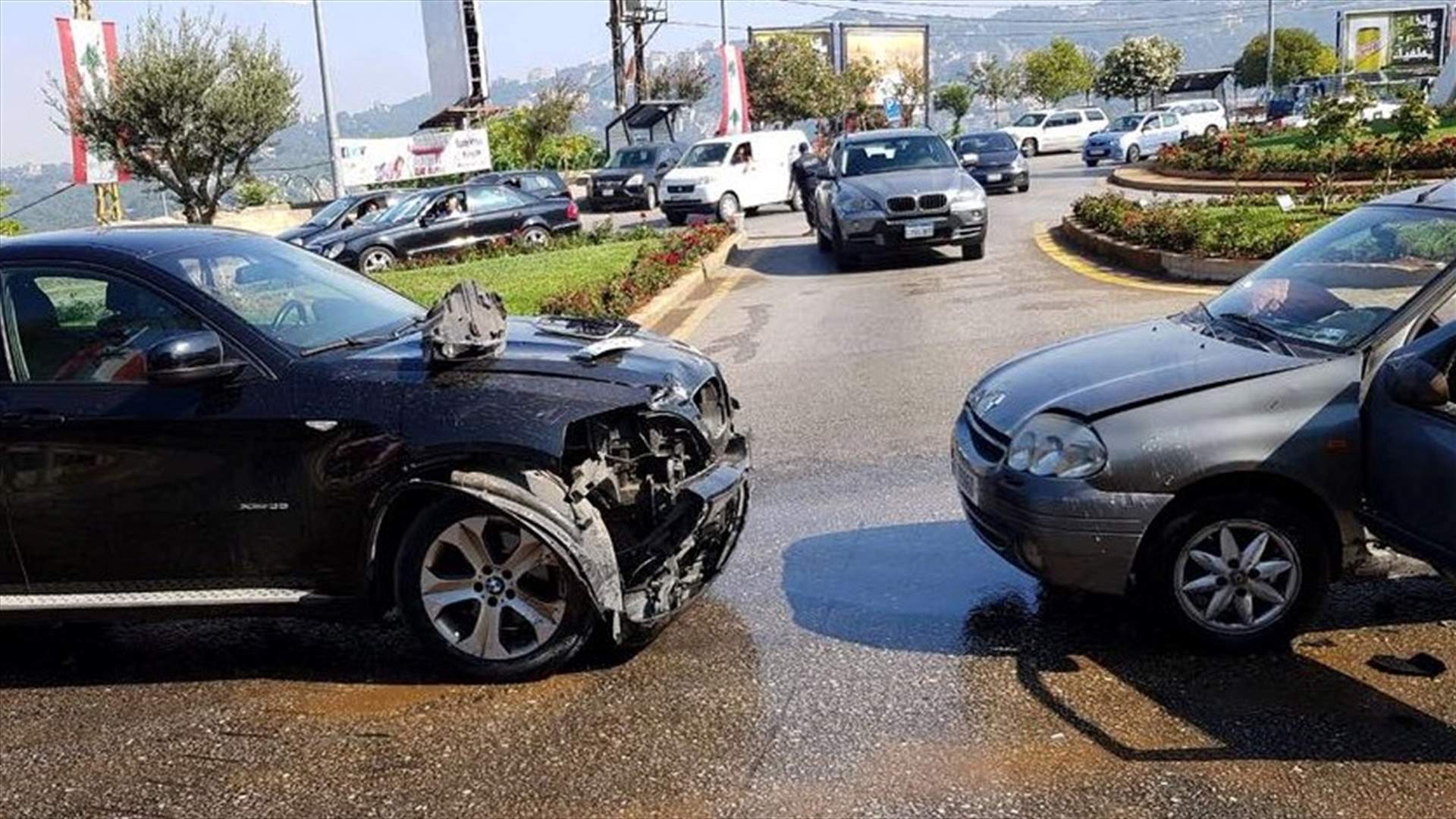 جريح بحادث تصادم عند مستديرة عشقوت (صور)