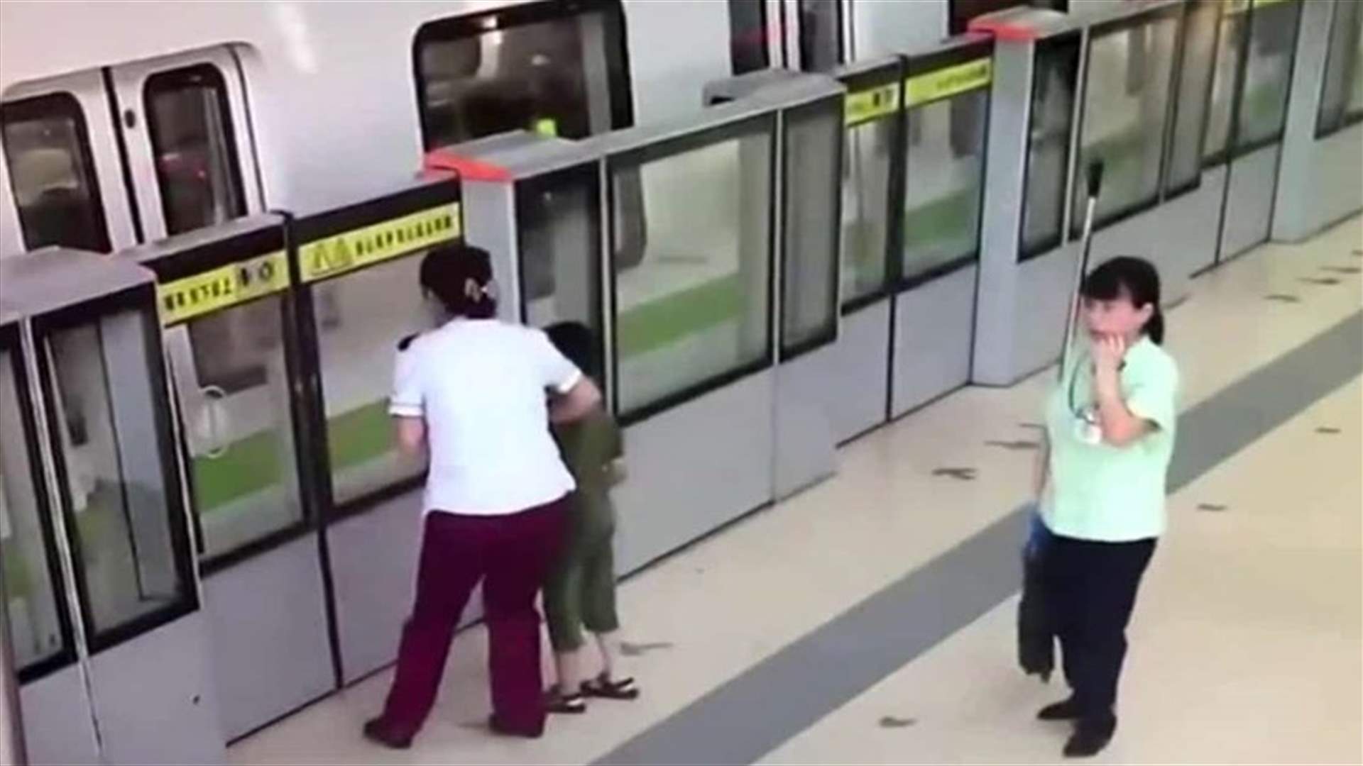 أمّ استقلت القطار وتركت طفلها وحيداً... إليكم الفيديو الذي وثّق الحادثة