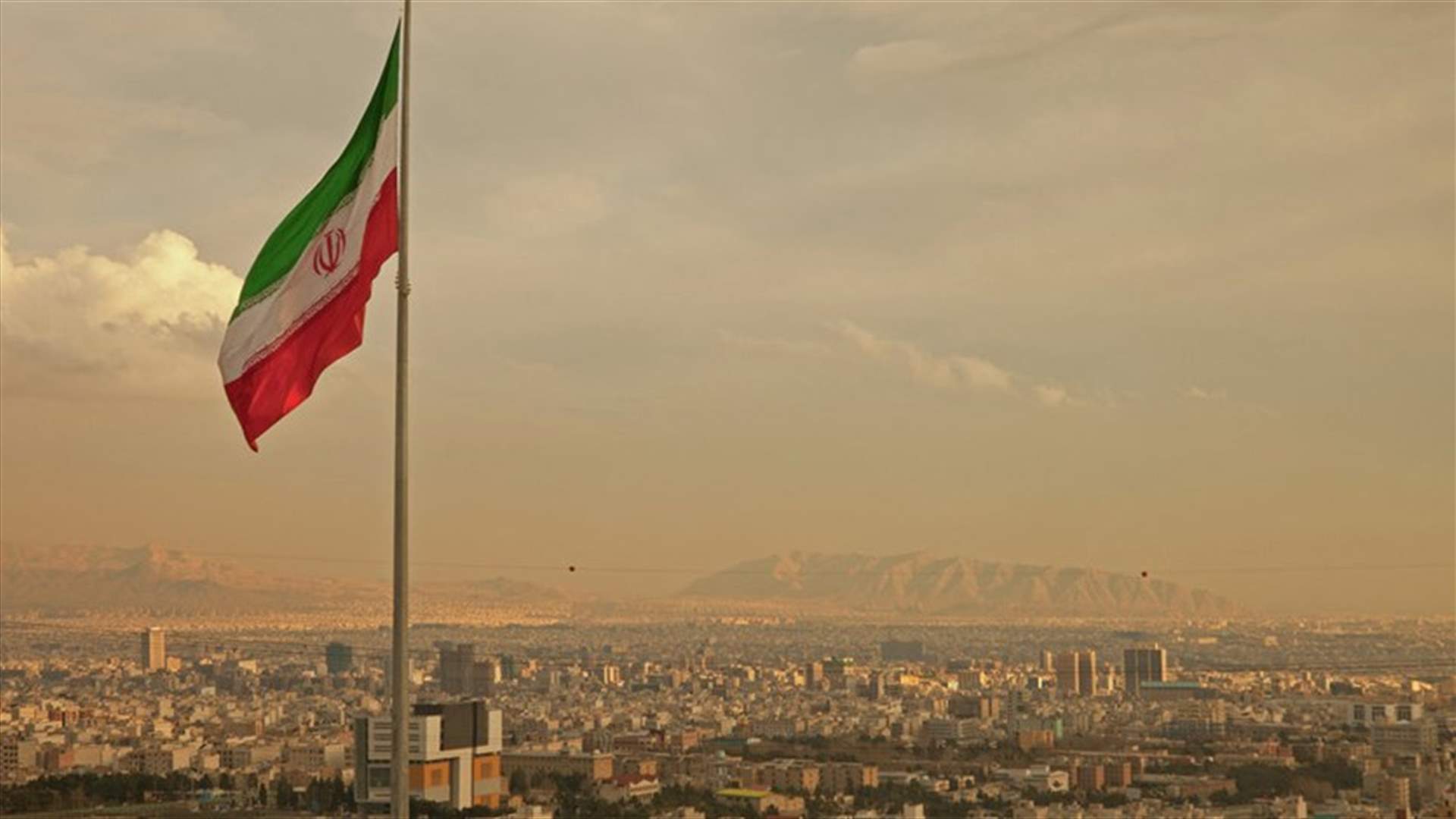 متظاهرون إيرانيون يهاجمون حوزة دينية في كرج القربية من طهران