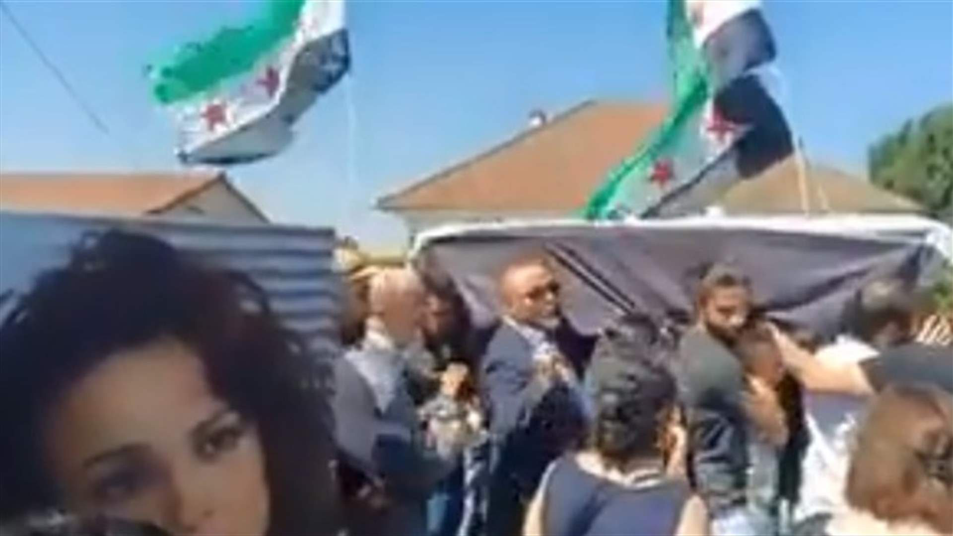 فيديو جنازة مي سكاف.. علم الجيش السوري الحرّ يرفرف في باريس!