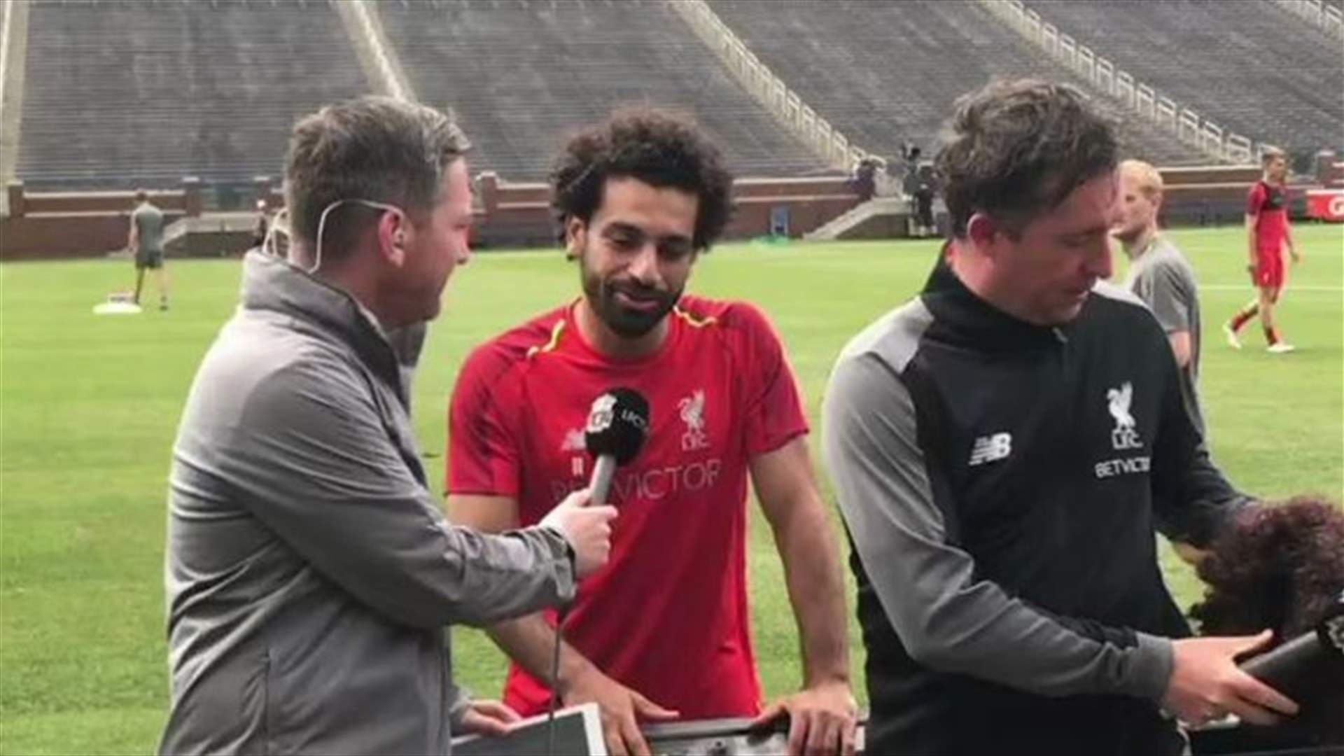 محمد صلاح يتعرض لمقلب على الهواء ... فكيف ردّ؟