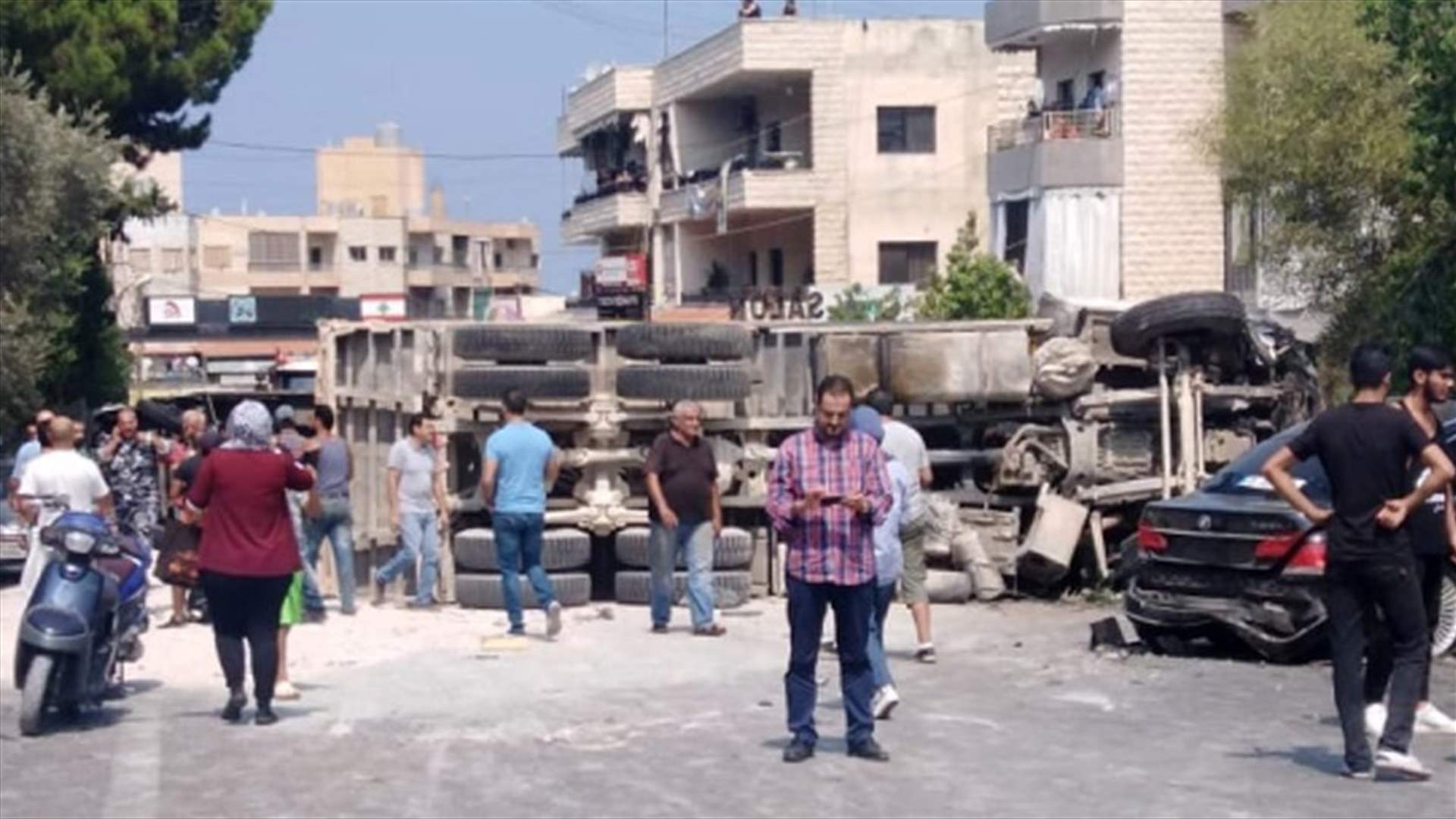 شاحنة تجتاح سيارات في بشامون وسقوط جرحى (بالصور)