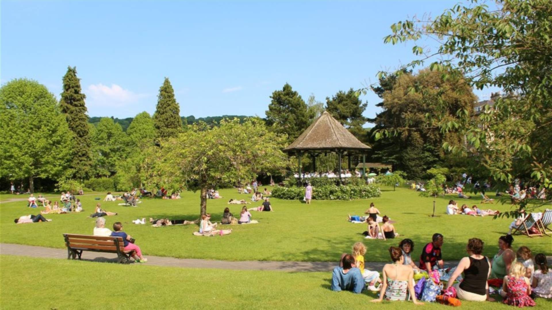 ثنائي تخطى المحظور في مكان عام... شاهدوا ماذا فعل أحد شهود العيان