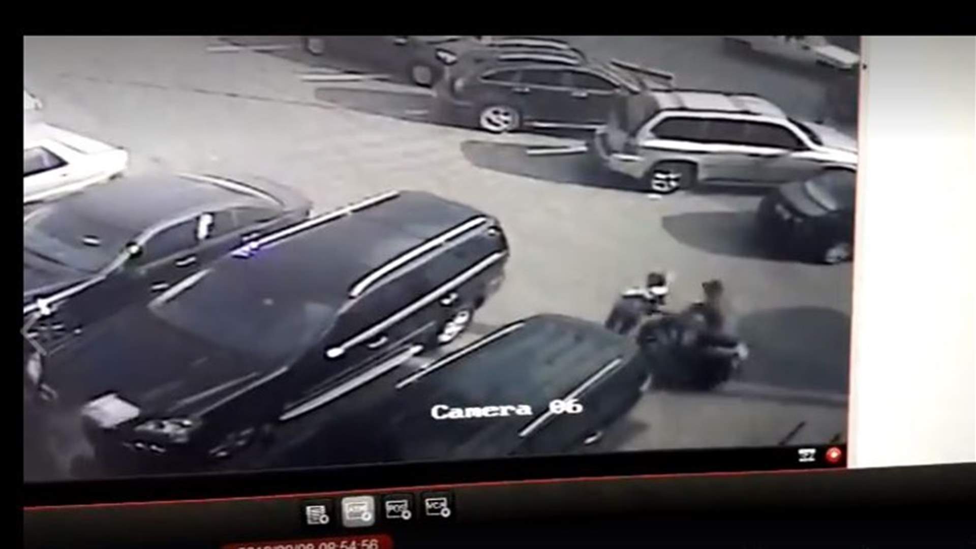 نشّال وقح يسرق سيدة في وضح النهار في الحازمية... وفيديو يوثّق تفاصيل العملية