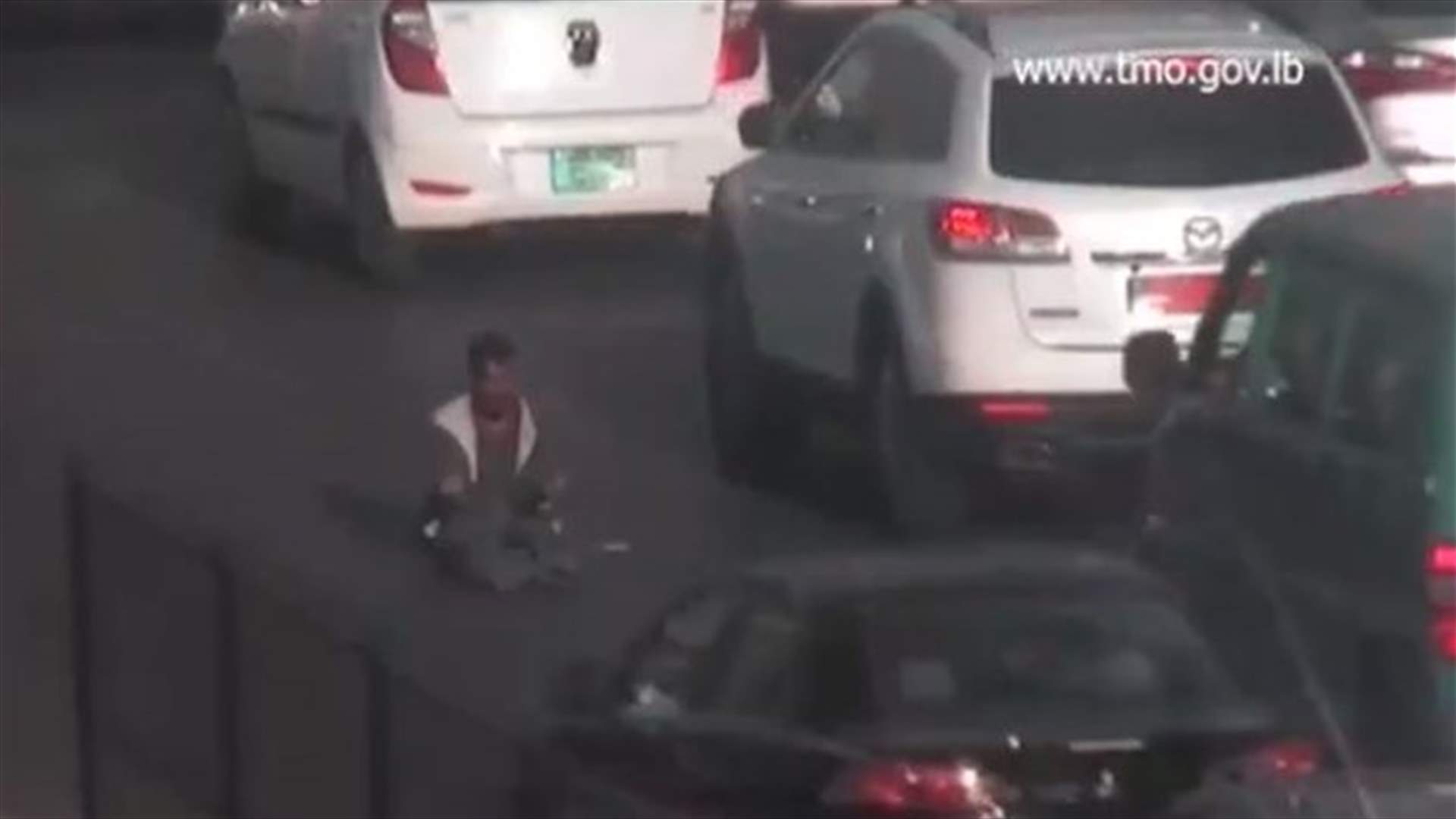 متسول في الكرنتينا يشكل خطراً على السلامة المرورية...وهذا ما رصدته غرفة التحكم المروري (فيديو)