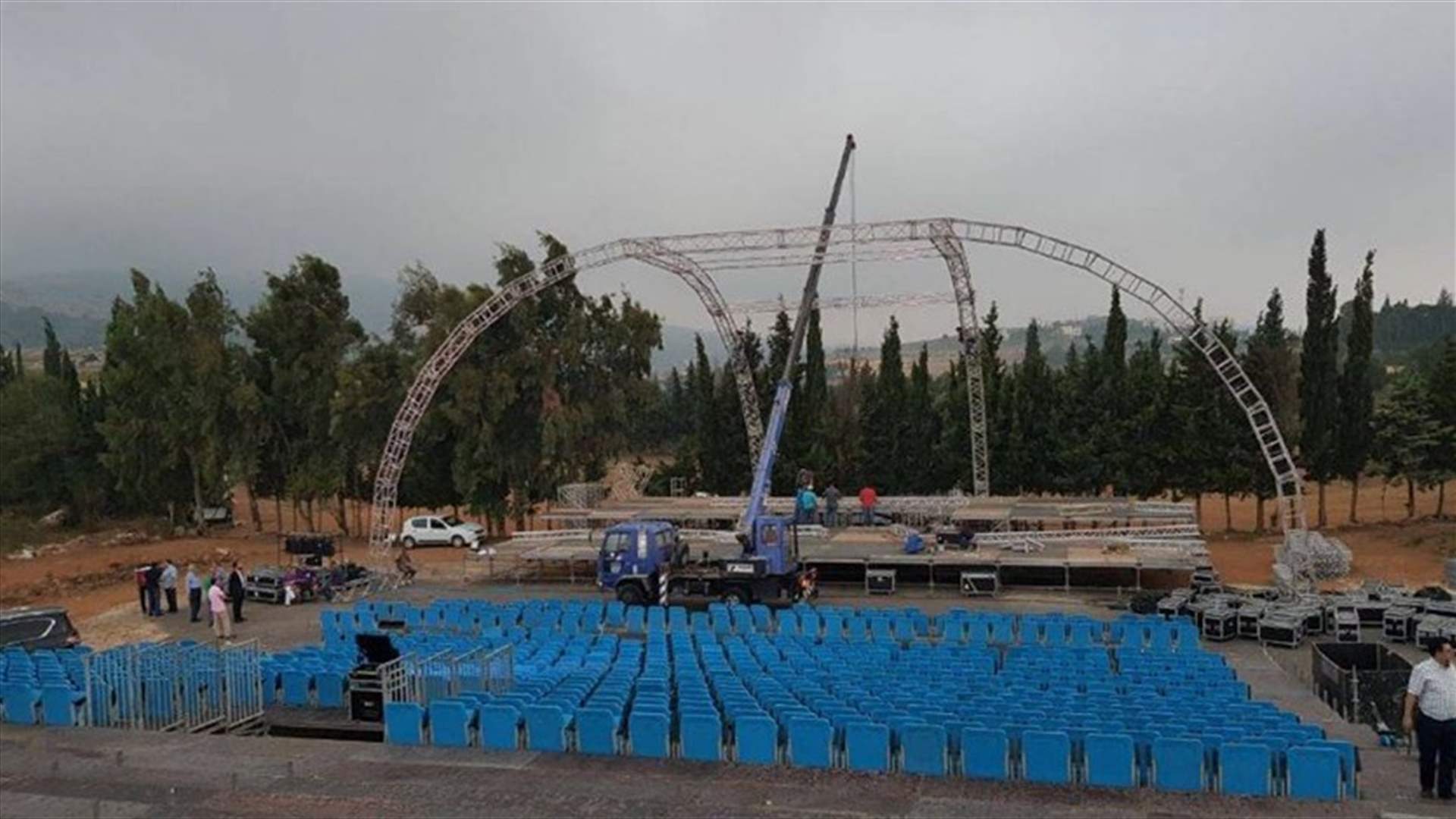 في القبيات... وفاة شاب بعد سقوطه من جسر اضاءة المهرجان