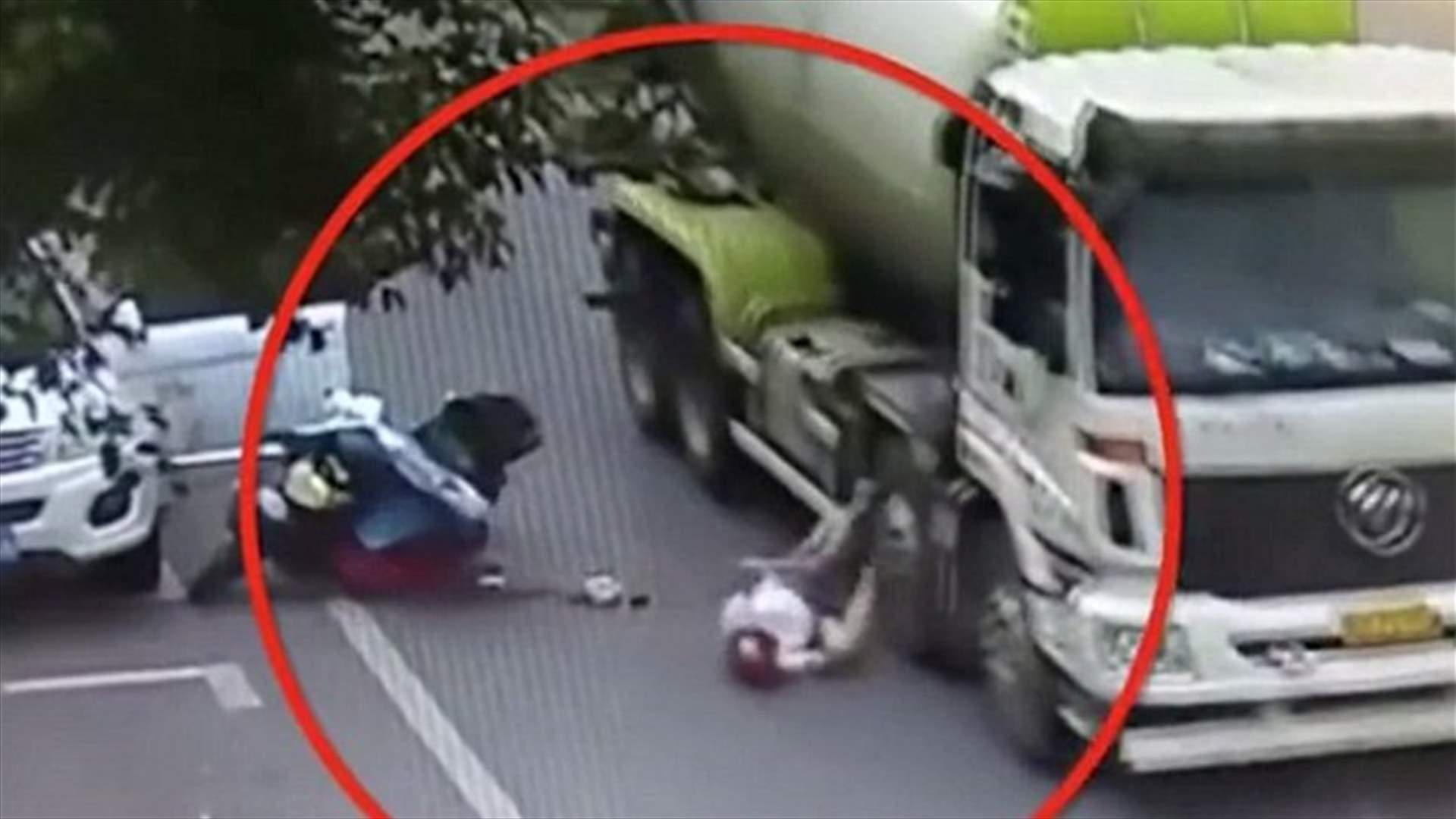 خوذتها أنقدتها من الموت المحتّم... شاهدوا كيف دُهس رأس امرأة تحت عجلات شاحنة