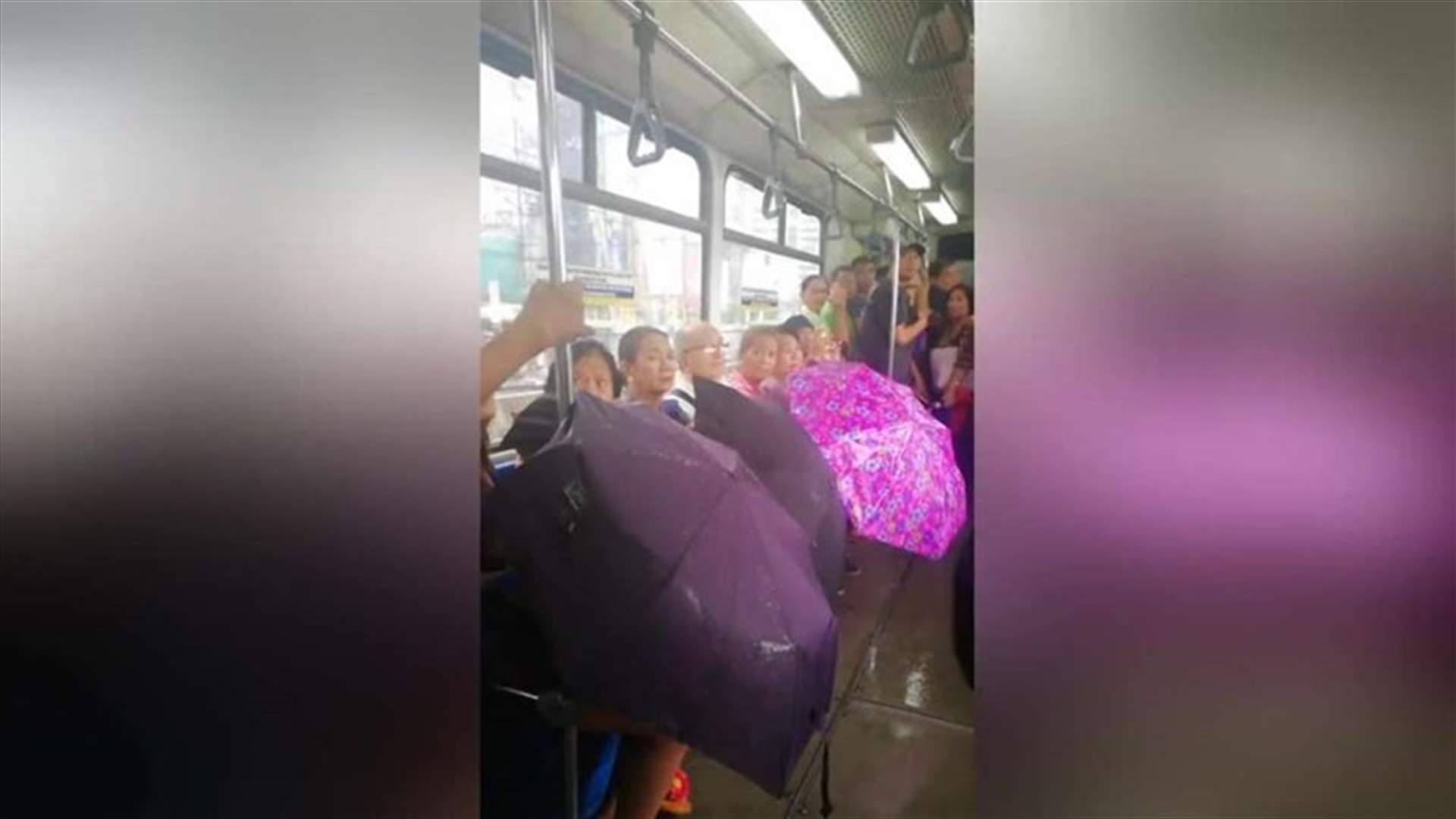 ركّاب فتحوا مظلاتهم داخل القطار... شاهدوا كيف هطلت عليهم الأمطار