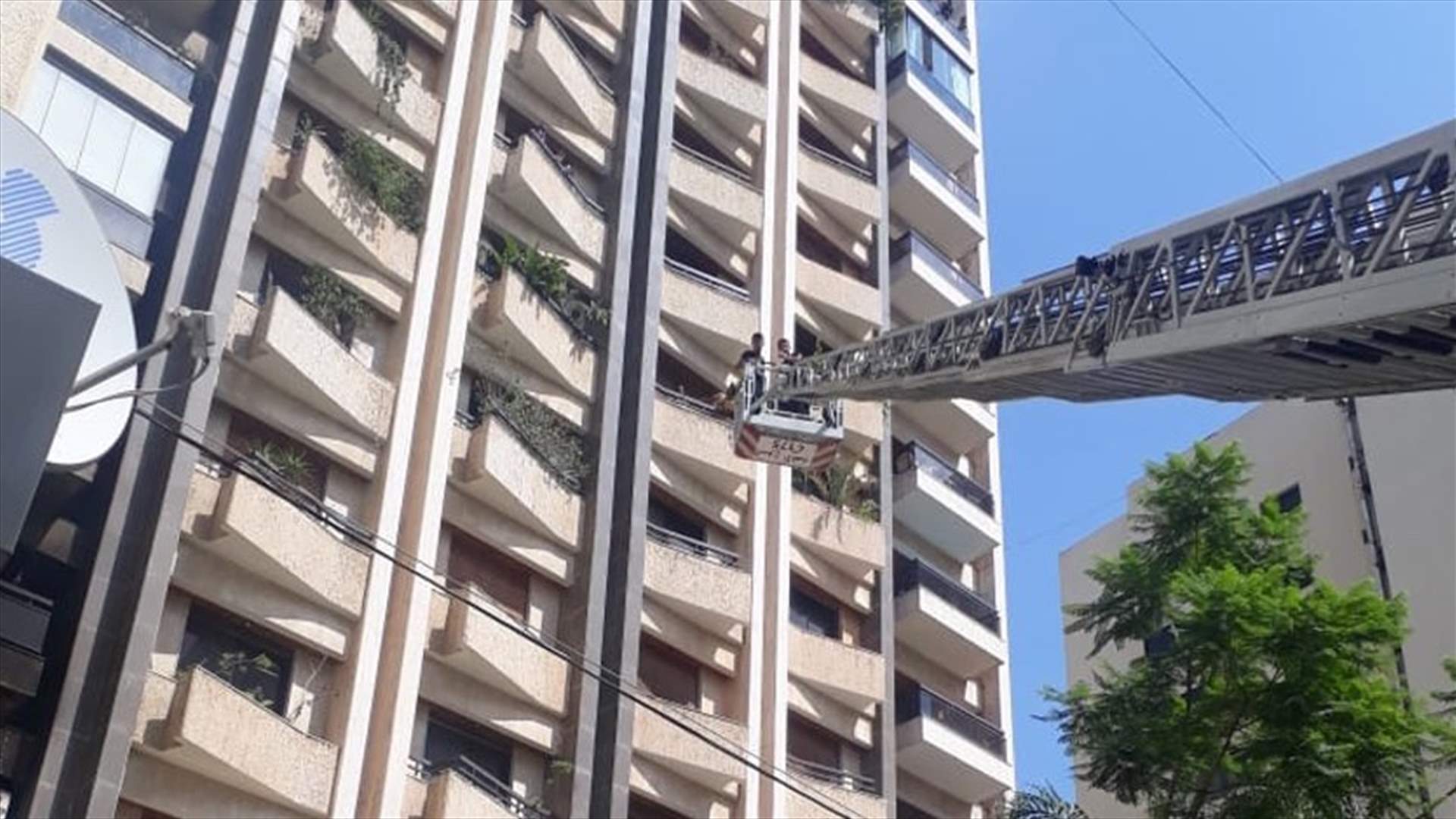 حريق في شقة سكنية في الحمراء...وانقاذ عاملة اثيوبية (صور)