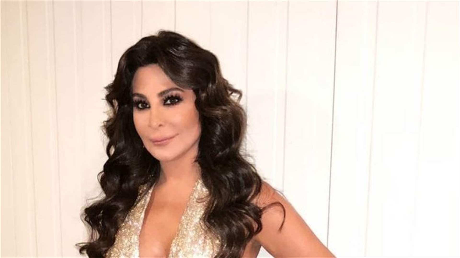 الجمهور يرمي اليسا  بالورود ... ورسالة إلى من لا يحبها (فيديو)